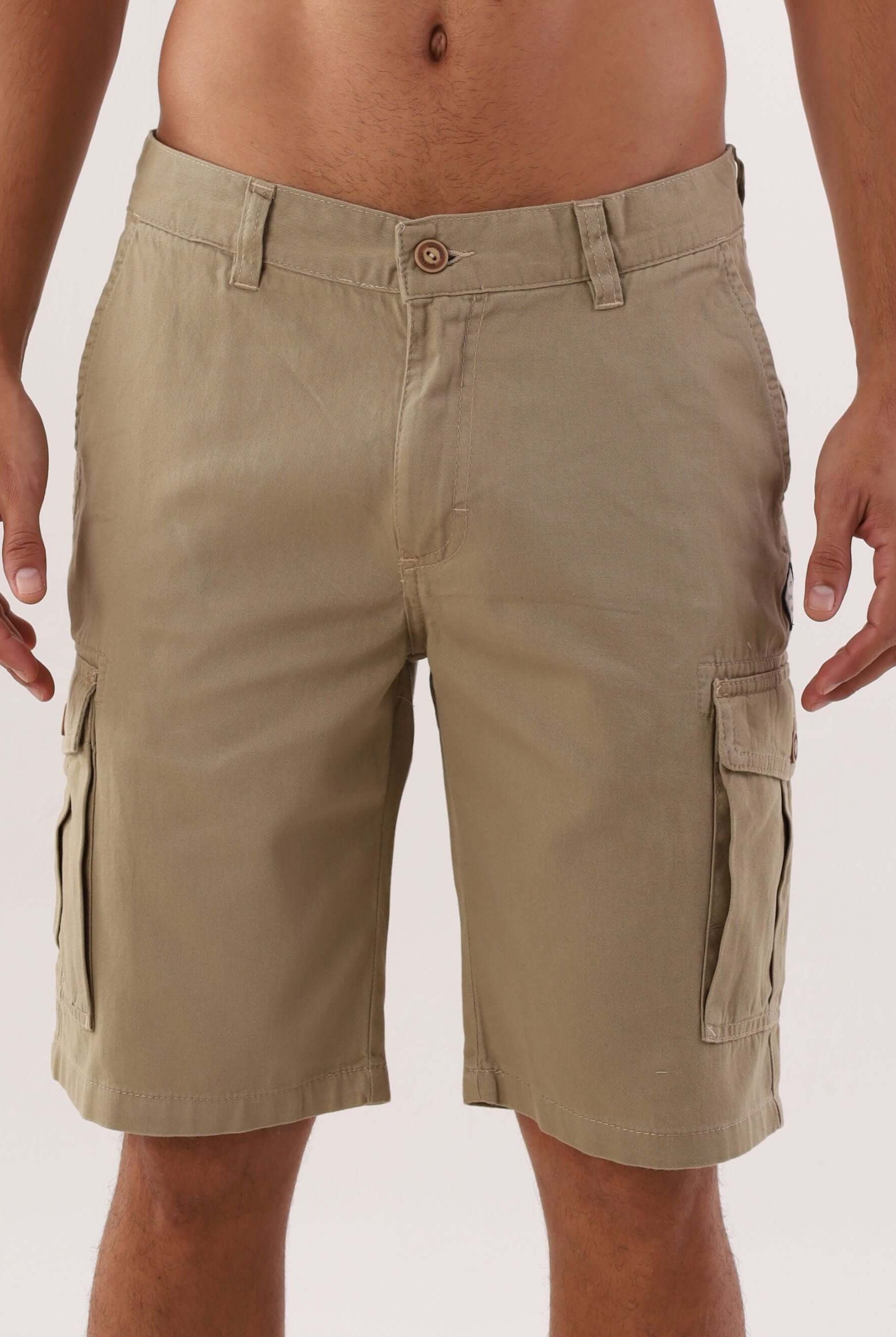 Bermuda cargo sarja caqui da marca Greenish, ideal para looks casuais e confortáveis para o dia a dia.