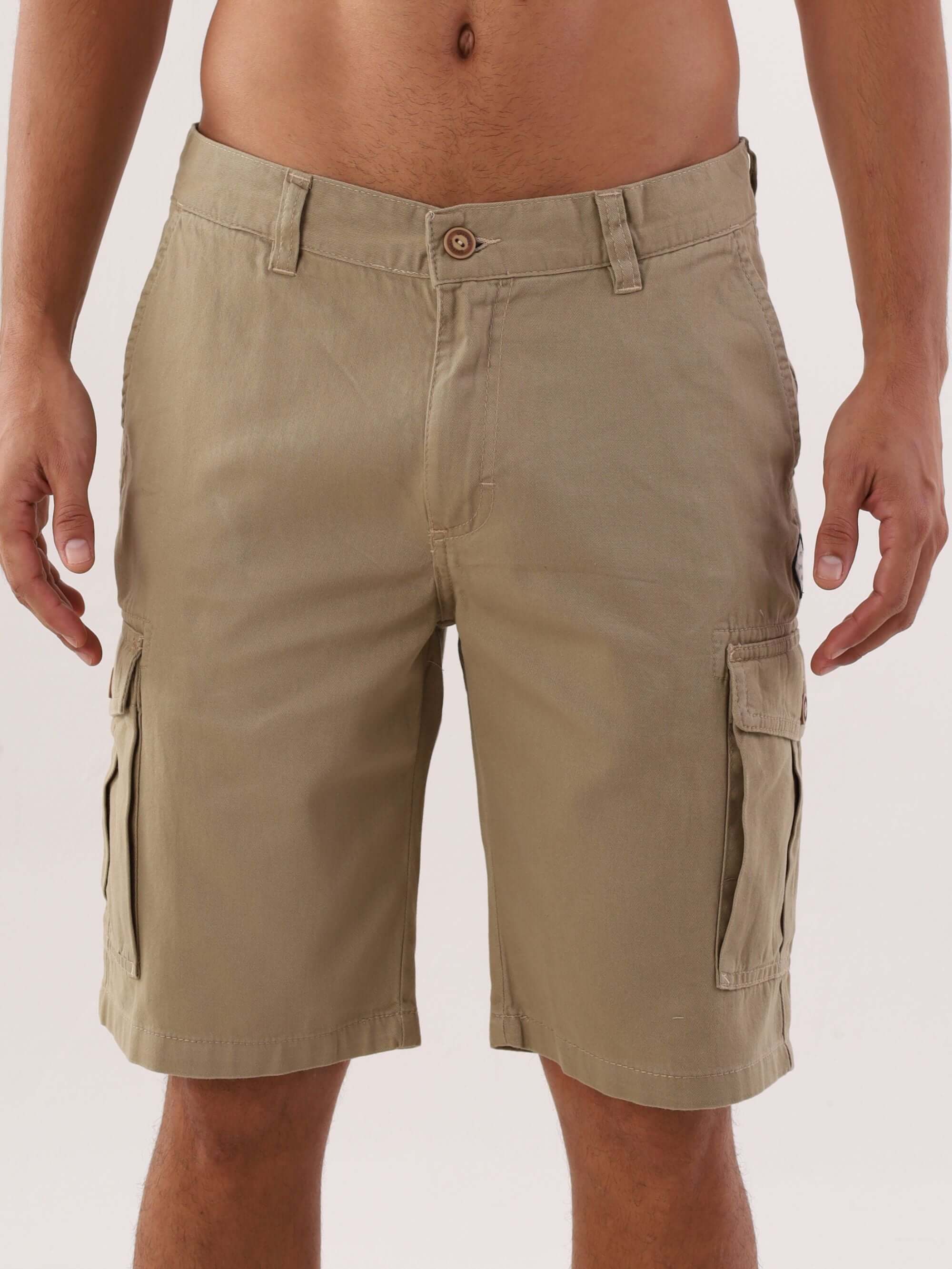 Bermuda cargo sarja caqui da marca Greenish, ideal para looks casuais e confortáveis para o dia a dia.