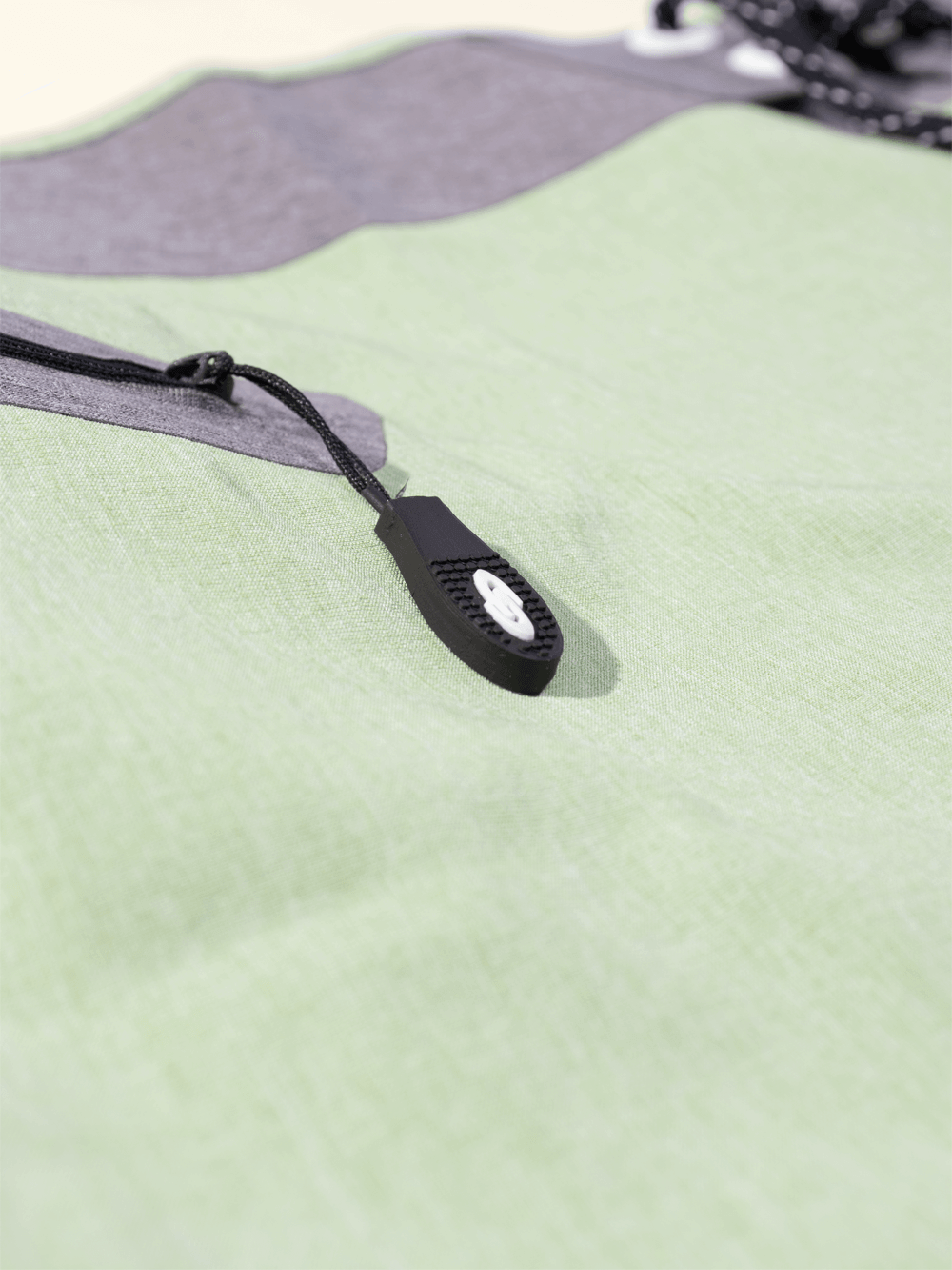 Detalhe do Boardshort Ultralight II Verde da Greenish, com fechamento frontal e tecido leve para esportes aquáticos.