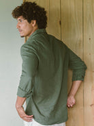 Homem usando camisa manga longa de linho verde da Greenish, estilo casual e clássico, perfeita para ocasiões formais.