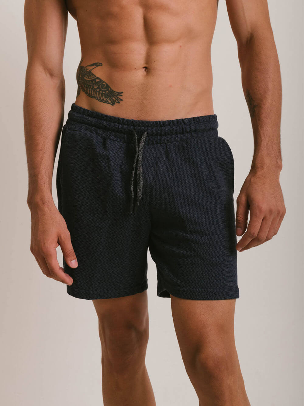 Bermuda moletom vintage azul marinho da marca Greenish, ideal para conforto e estilo no verão.