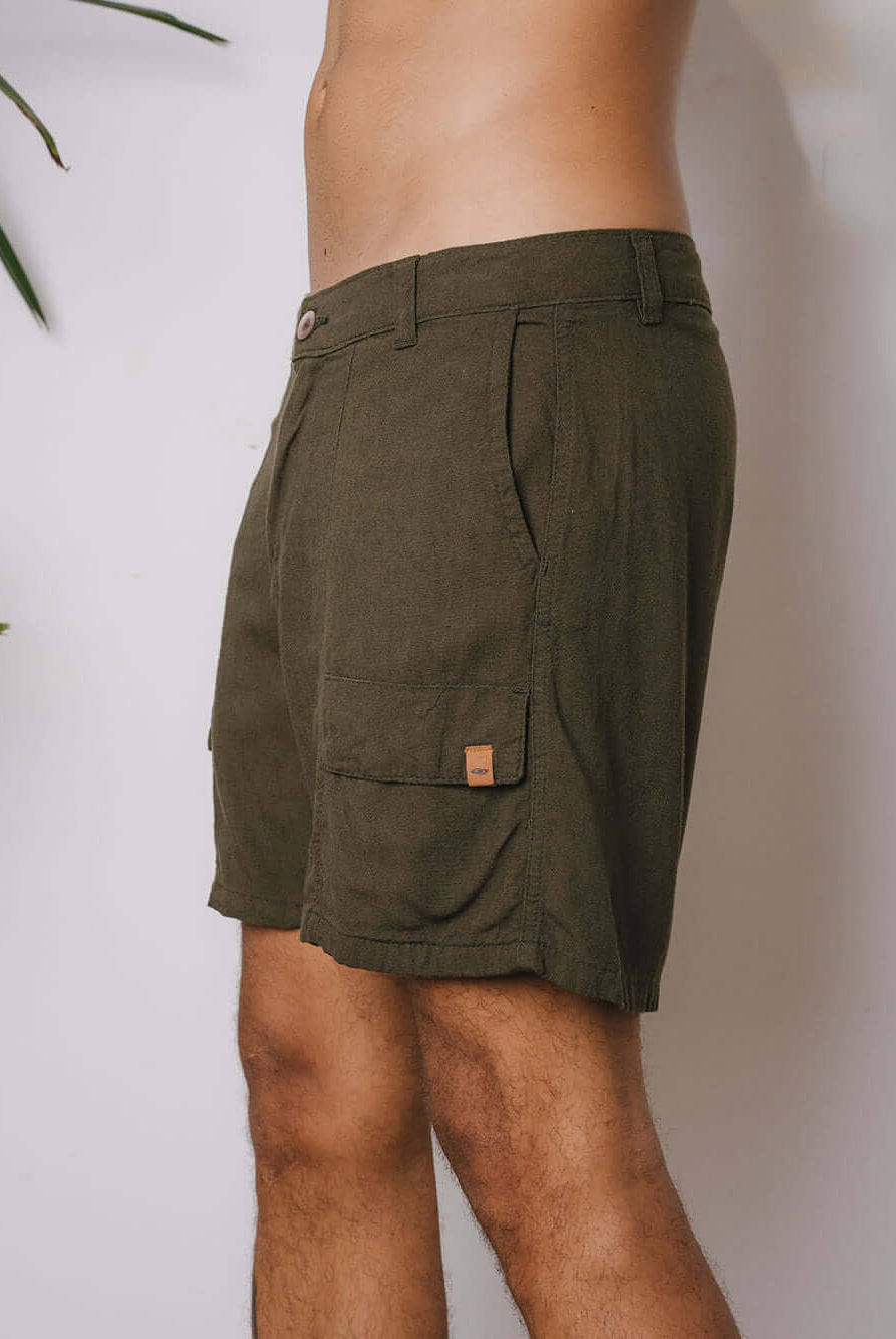 Bermuda vintage Tingida na cor caqui da marca Greenish, conforto e estilo para ocasiões casuais.