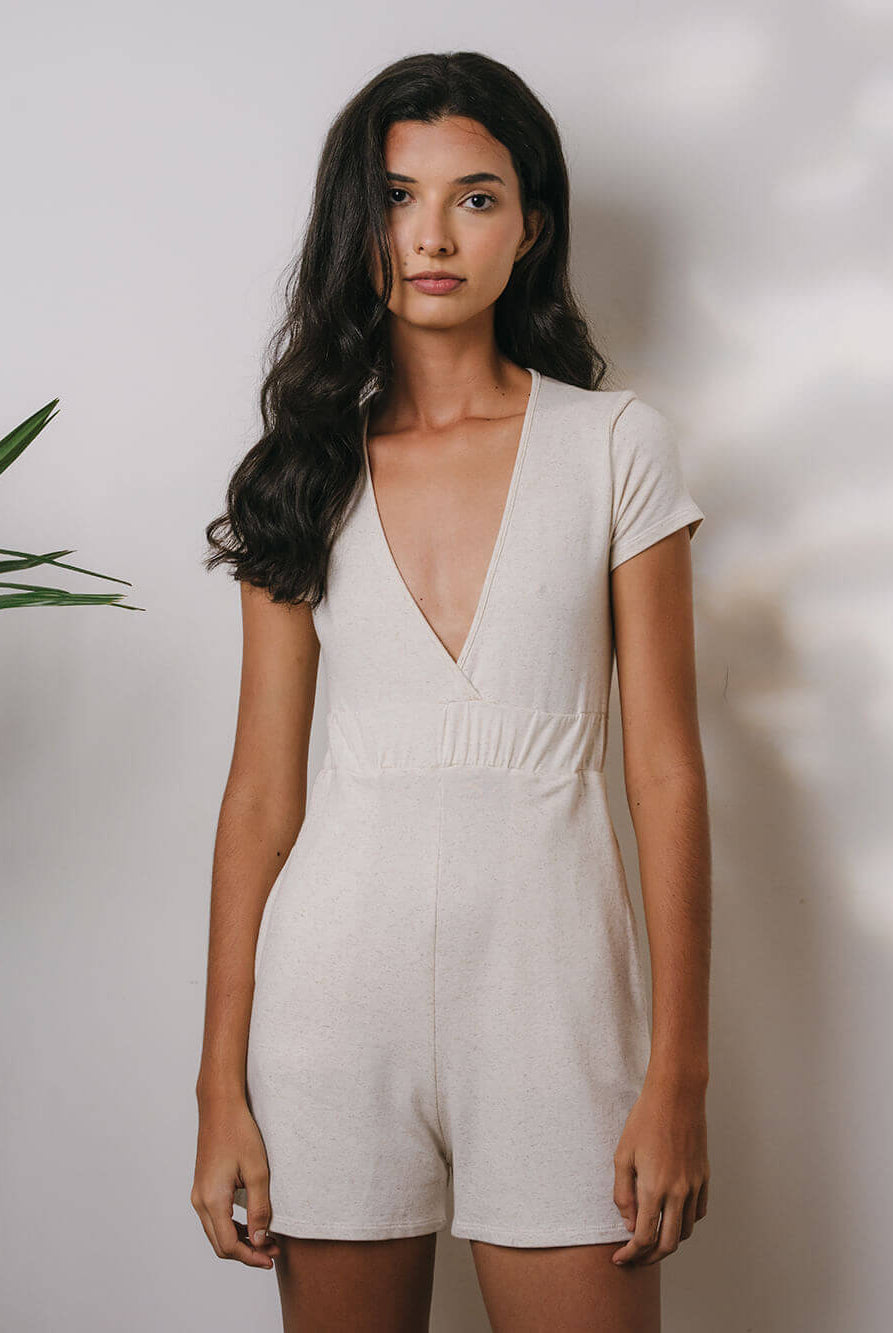 Macaquinho Rue Natural da Greenish, um estilo confortável e elegante para o seu guarda-roupa.