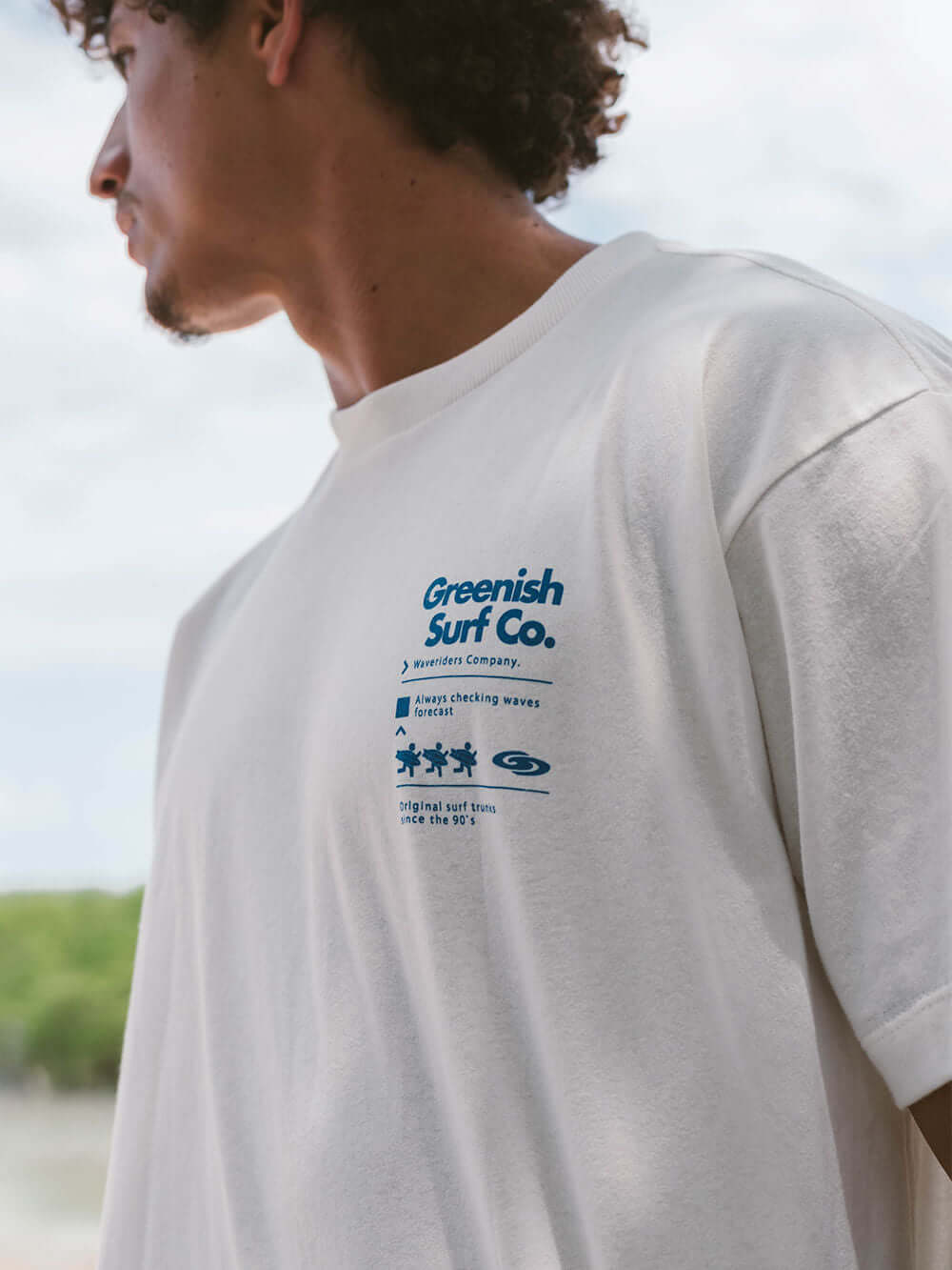 Camiseta oversized Big Riders off white da Greenish, estilo descontraído e confortável para diversas atividades.