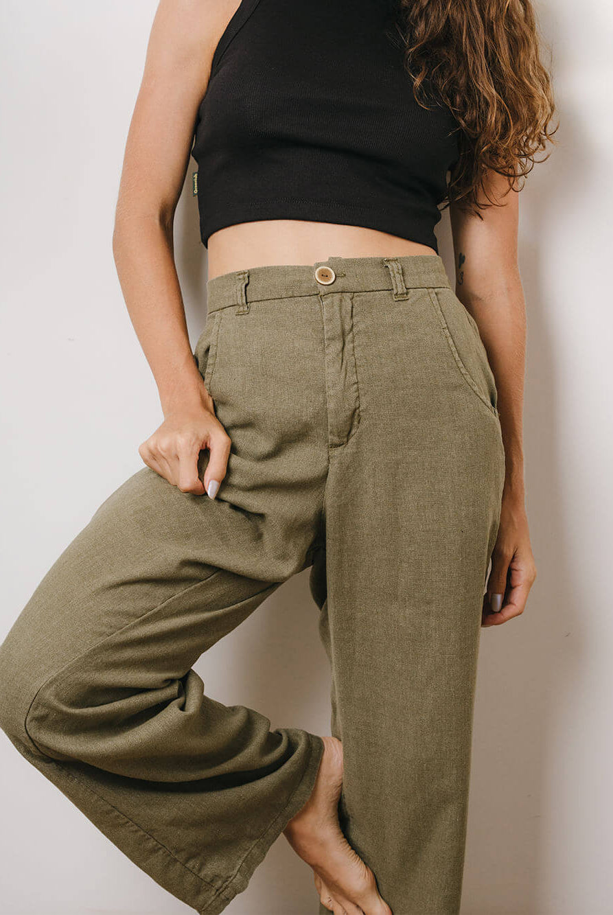 Calça Linho Khay Verde da Greenish, perfeita para looks casuais e confortáveis, com corte reto e bolsos.