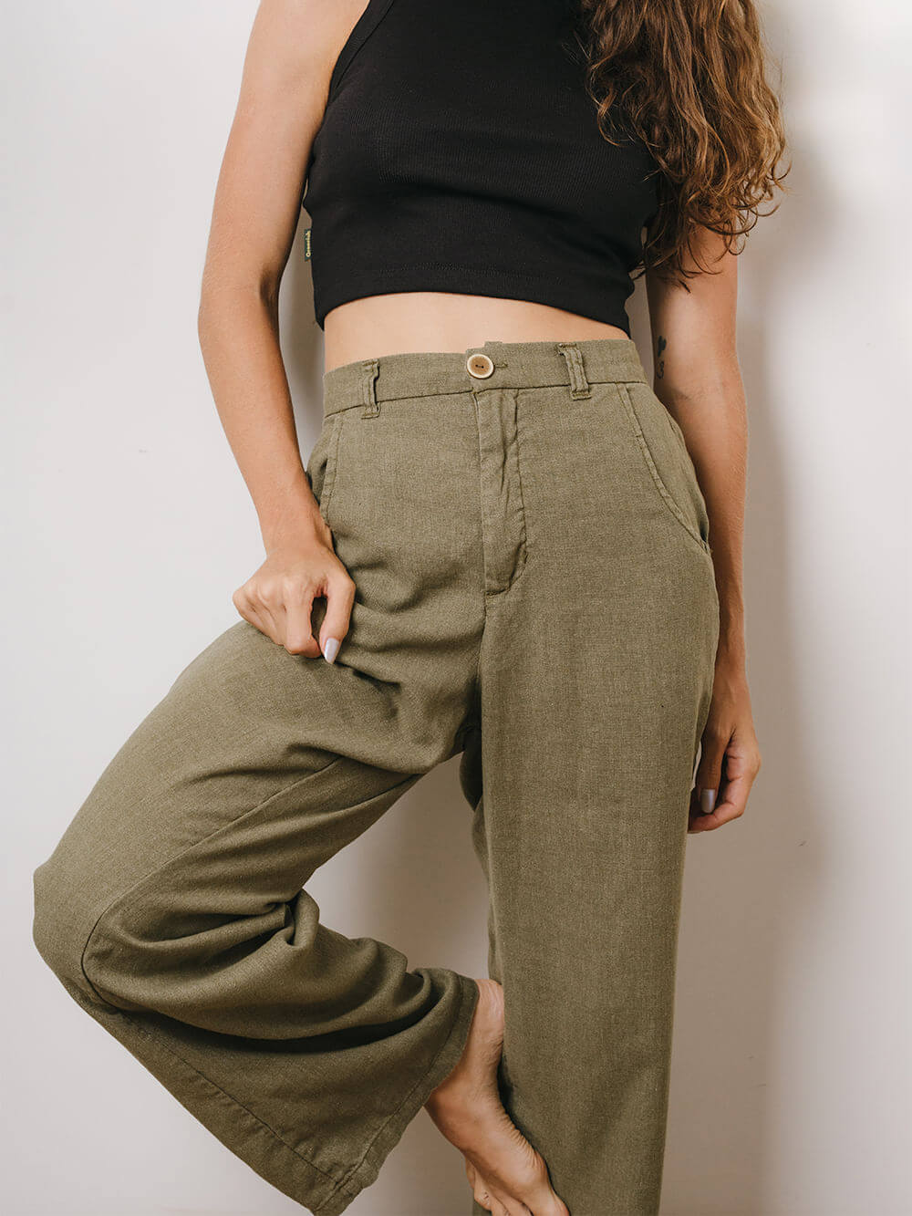 Calça Linho Khay Verde da Greenish, perfeita para looks casuais e confortáveis, com corte reto e bolsos.