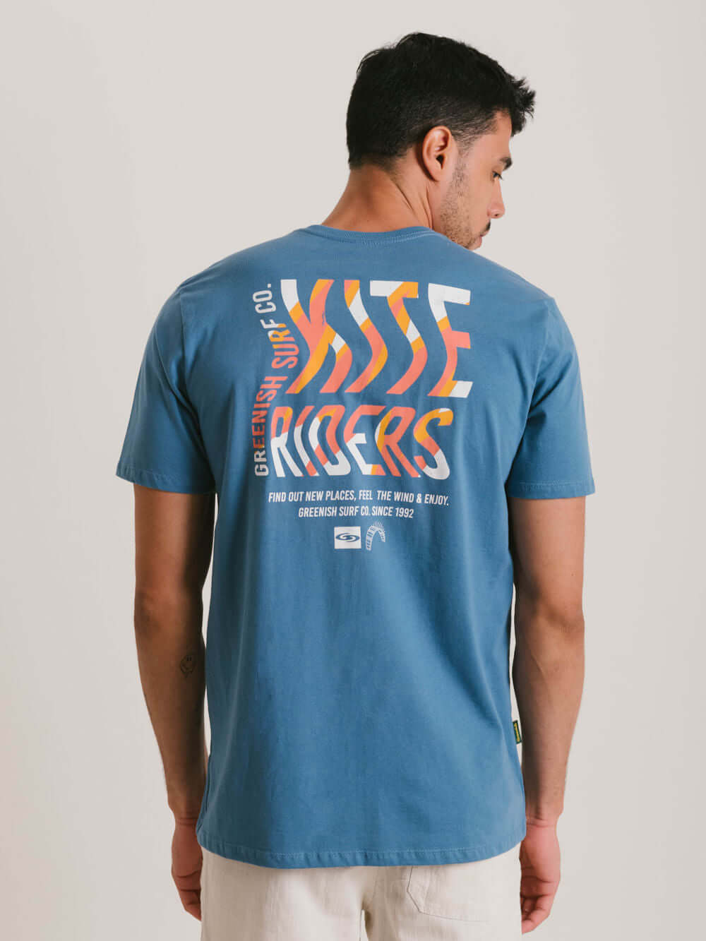 Camiseta azul Kite Riders da Greenish, modelagem clássica e conforto ideal para uso diário.