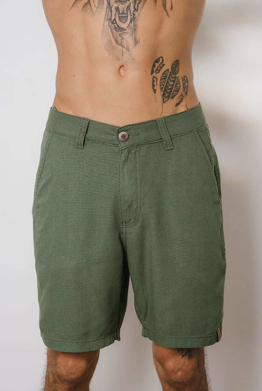 Bermuda de linho verde da Greenish, modelo básico, ideal para o verão e conforto diário.