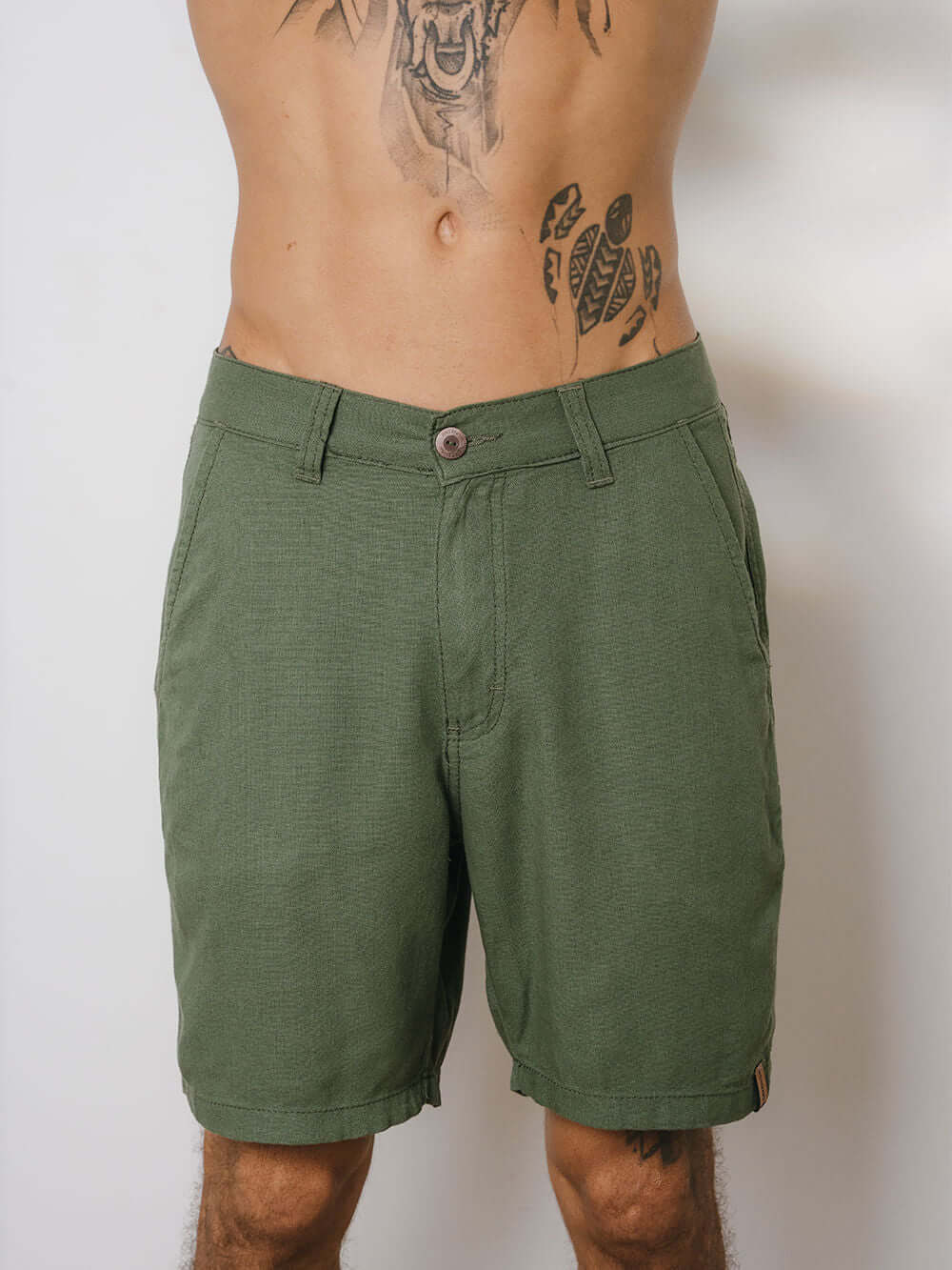 Bermuda de linho verde da Greenish, modelo básico, ideal para o verão e conforto diário.