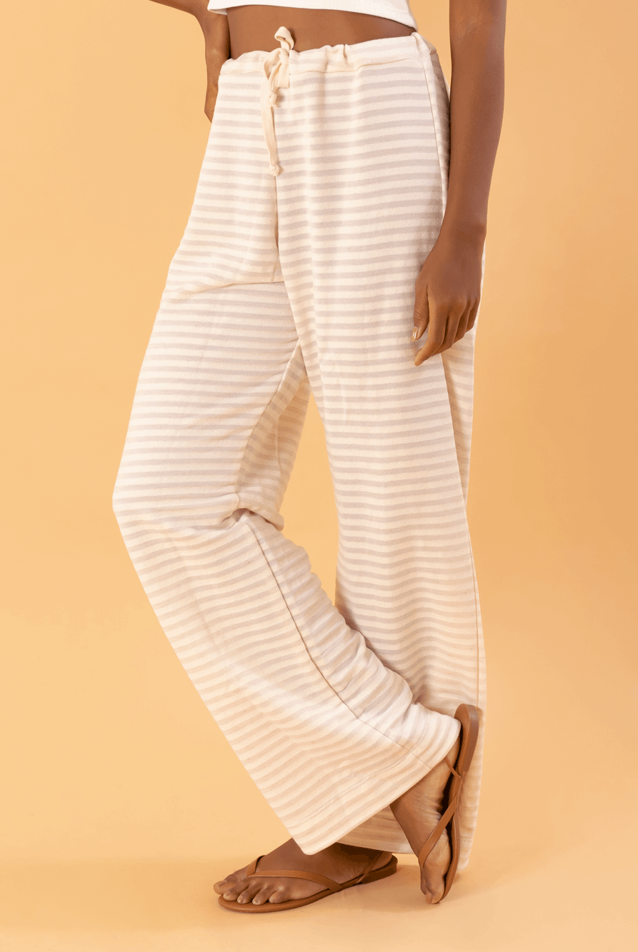 Calça So Easy bege da Greenish, leve e confortável, com estampa listrada, ideal para o dia a dia.