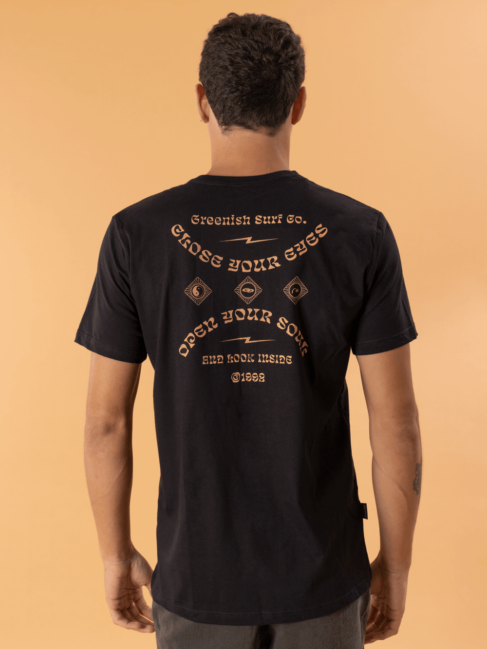 Camiseta preta da Greenish com estampa nas costas: 'Close Your Eyes, Open Your Soul'.