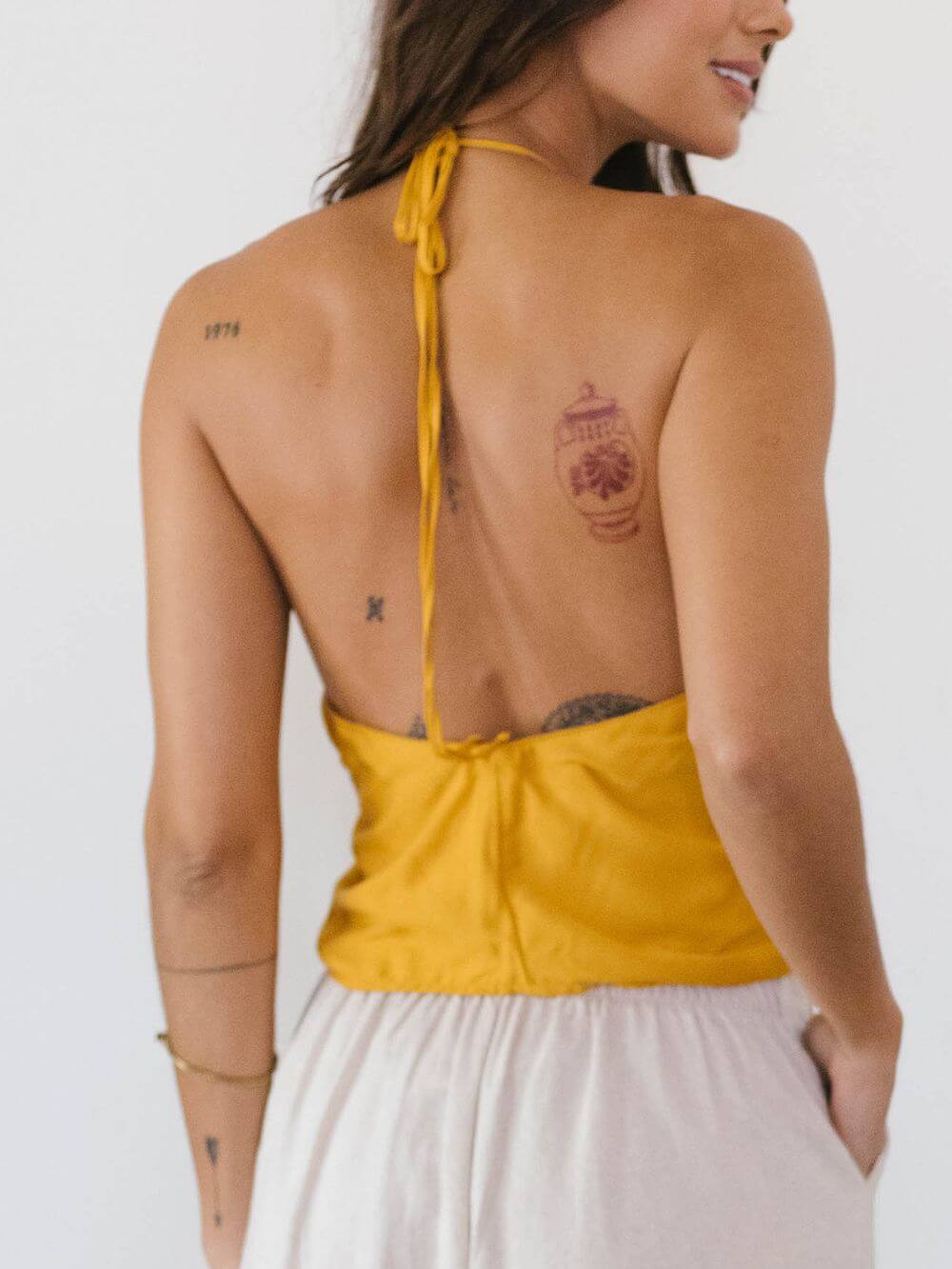 Blusa Lenço Nadia mostarda da Greenish, leve e confortável, com costas nuas e amarração, ideal para o verão.