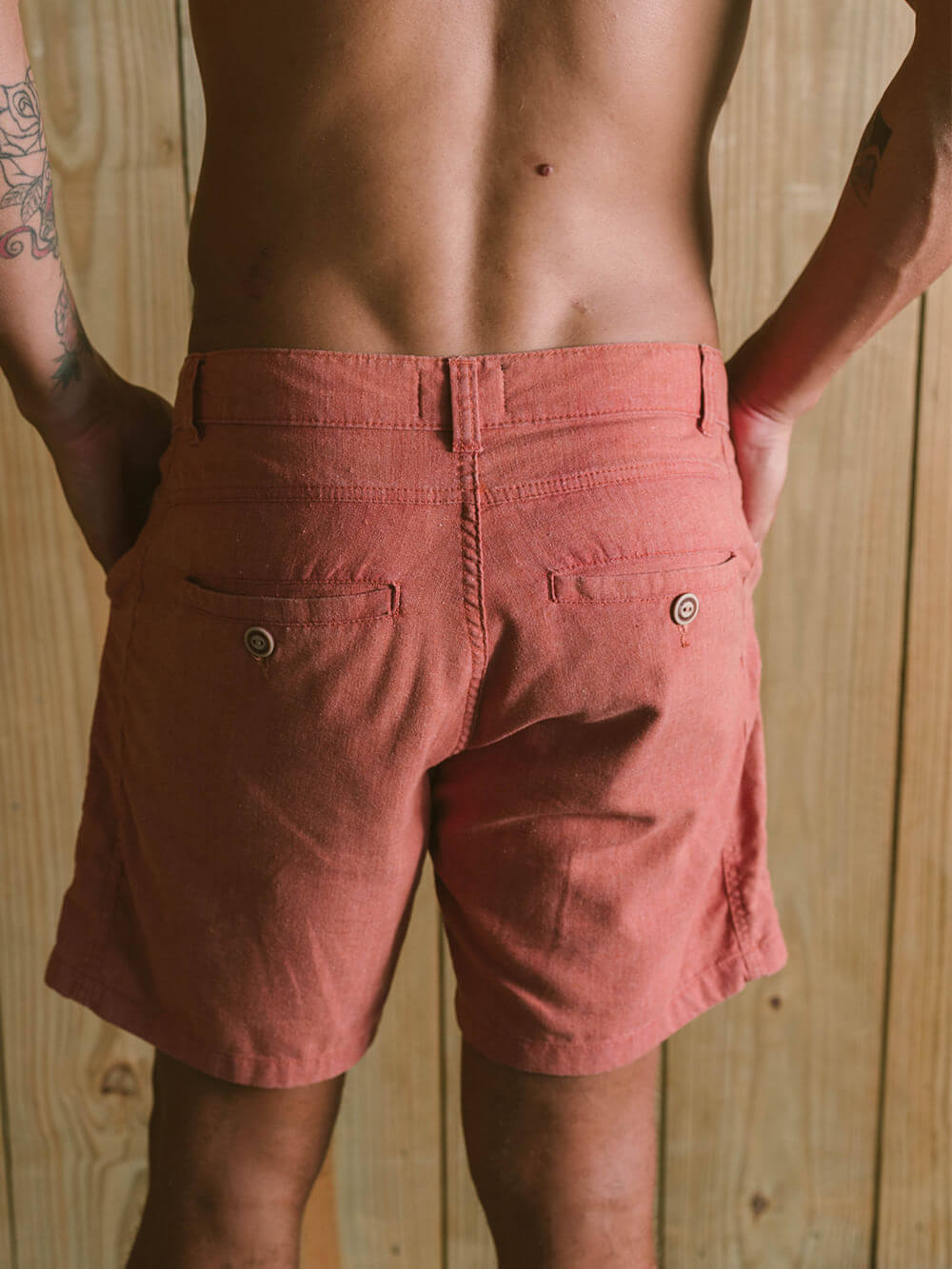 Bermuda de linho tinturada telha da Greenish, vista traseira, ideal para o verão e o estilo casual.