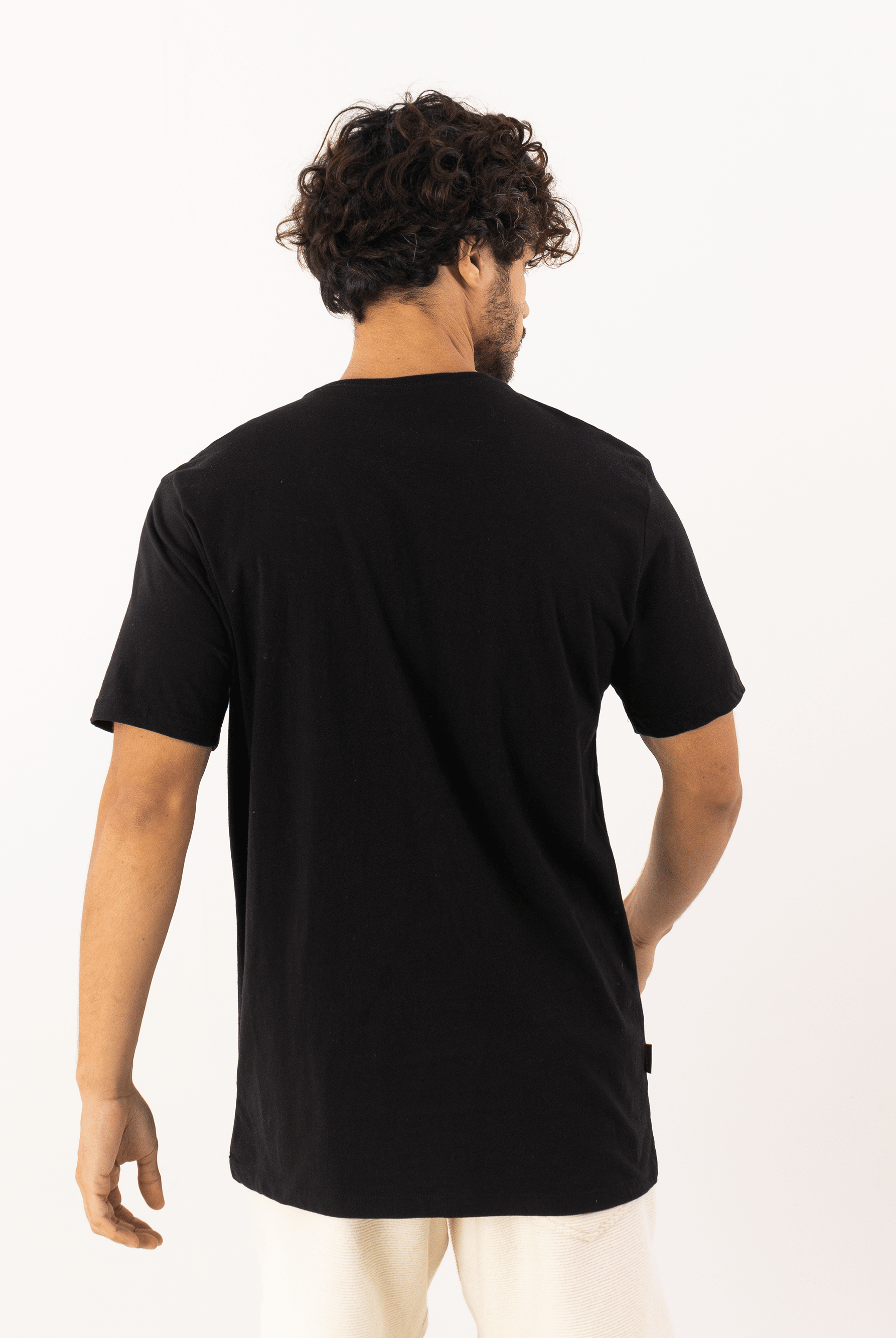 Camiseta Mergulho preta da Greenish, vista traseira em 100% algodão, modelagem clássica e minimalista.