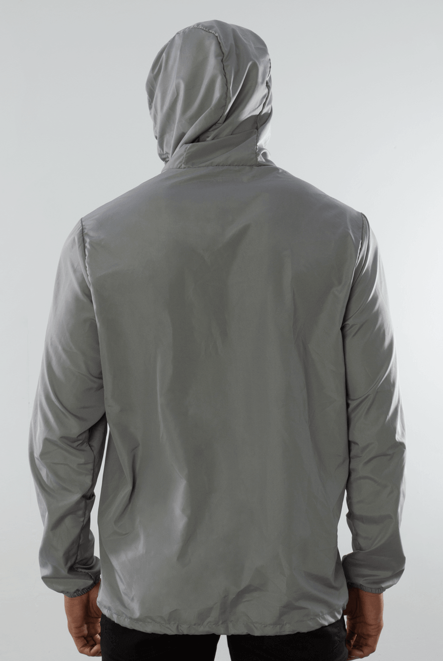 Casaco Corta Vento Greenish Dreamms cinza com capuz, leve e ideal para ventos intensos.