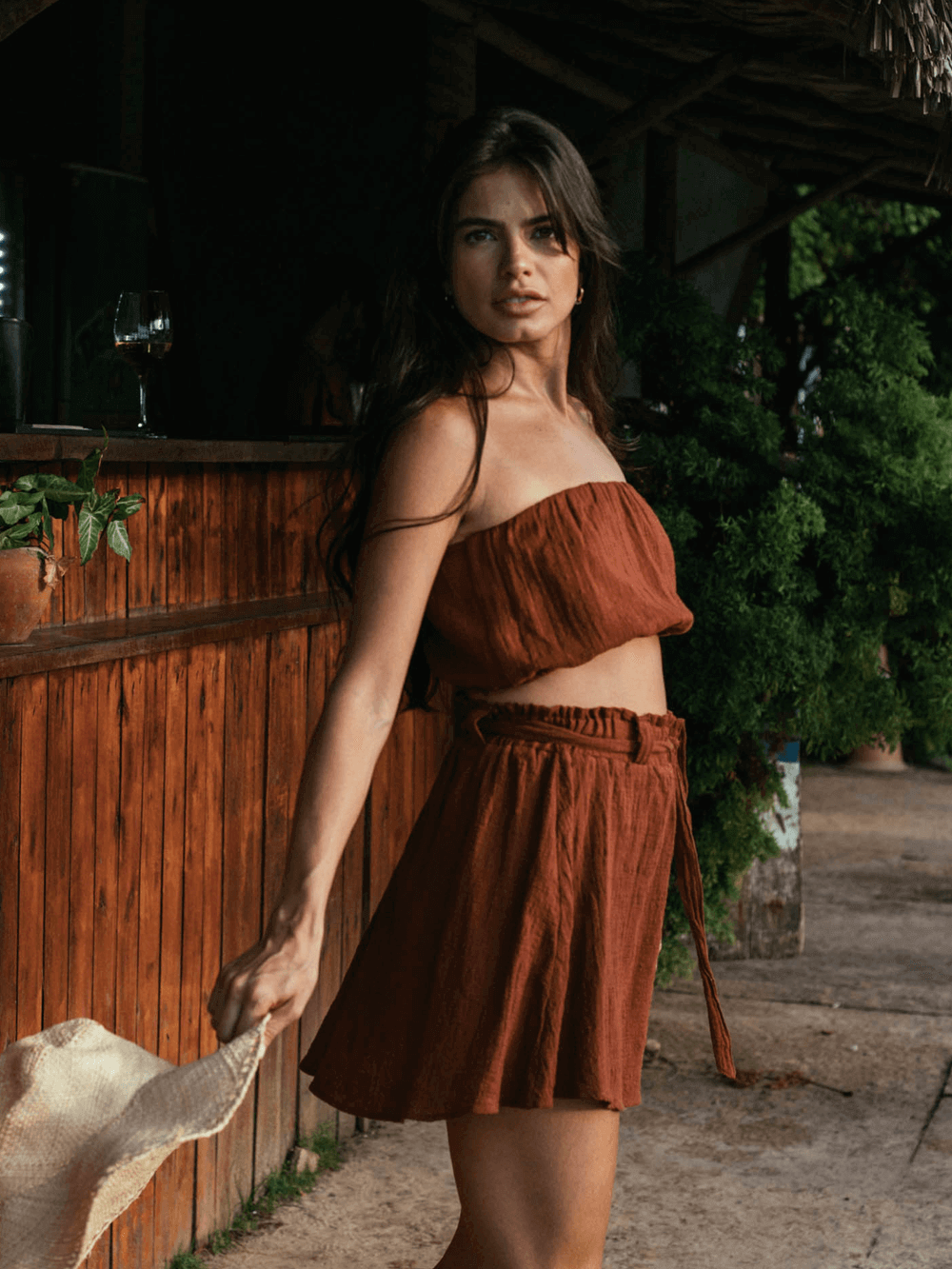 Top cropped chocolate da Greenish em algodão sustentável, com caimento leve e soltinho.