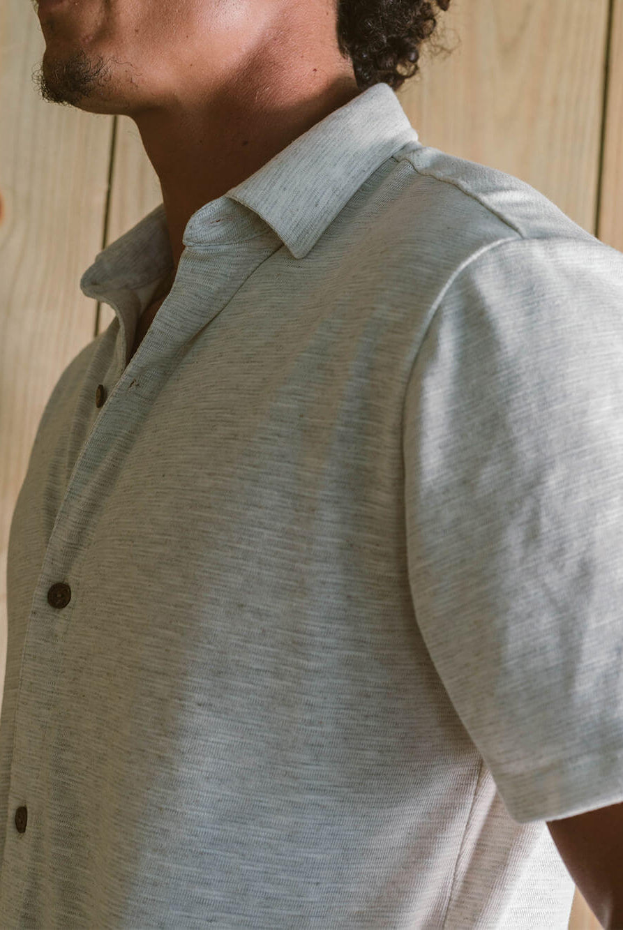 Camisa Botão Collezione da Greenish em tom natural, com botões de coco e caimento perfeito.