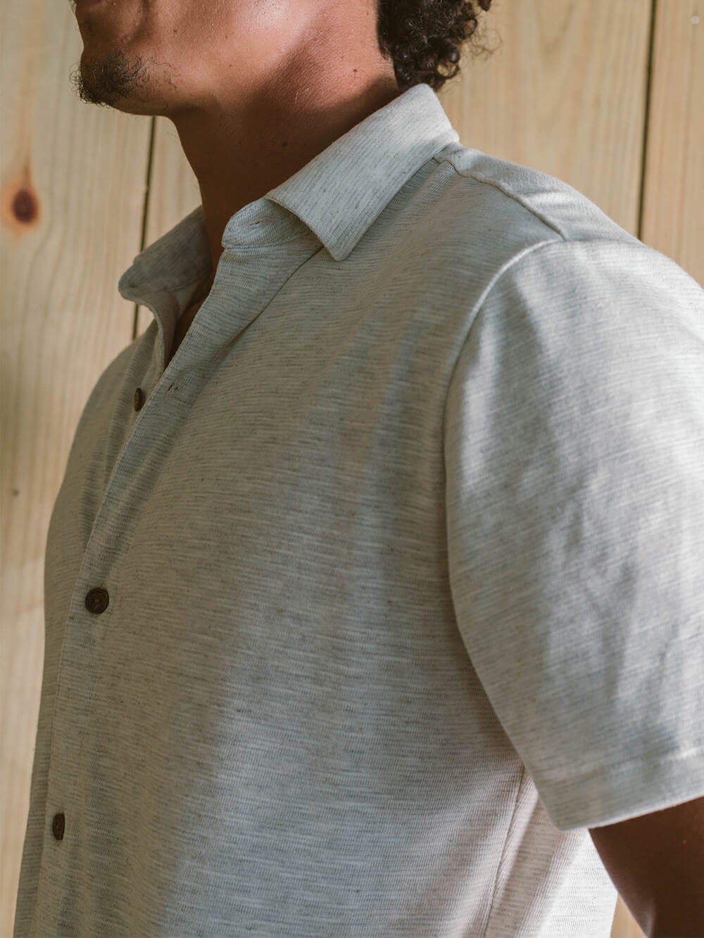 Camisa Botão Collezione da Greenish em tom natural, com botões de coco e caimento perfeito.