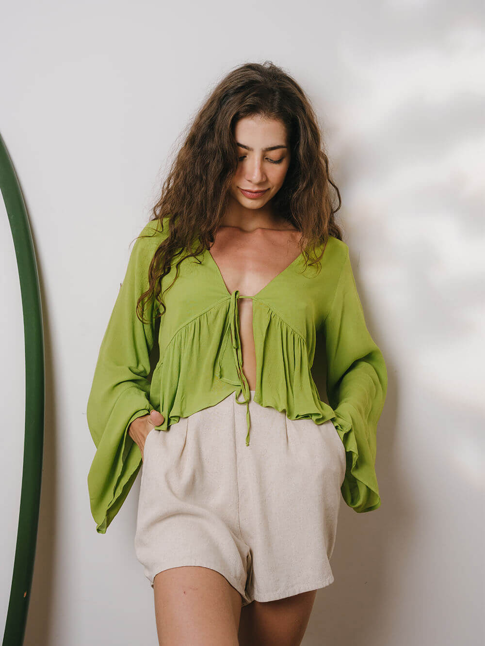 Cropped Marea verde da Greenish, com decote em V, mangas largas e caimento fluido. Perfeita para um look ousado e romântico.