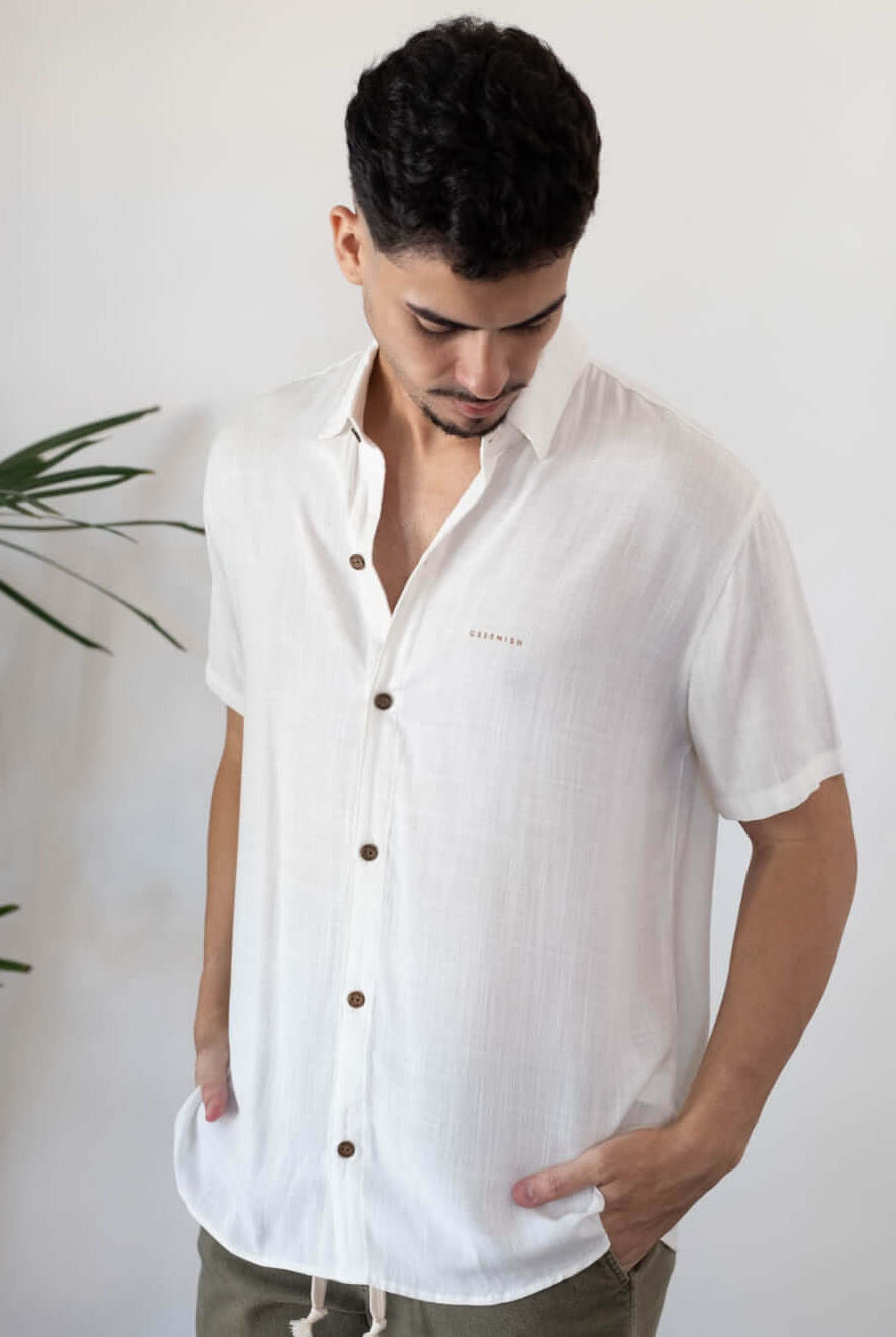 Camisa botão manga curta off white da marca Greenish, estilo casual e elegante para homens.