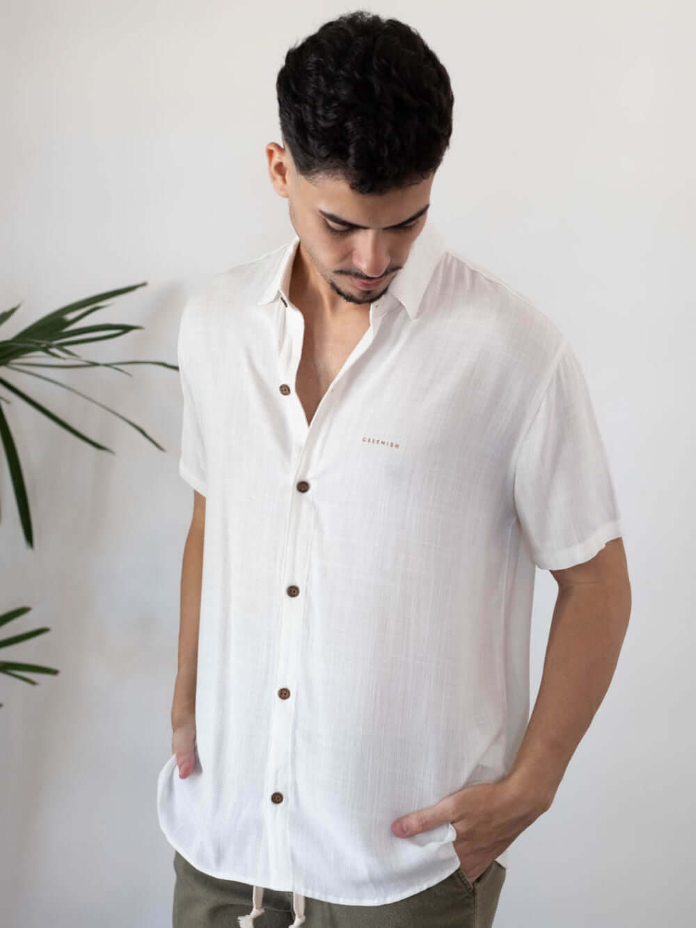 Camisa botão manga curta off white da marca Greenish, estilo casual e elegante para homens.