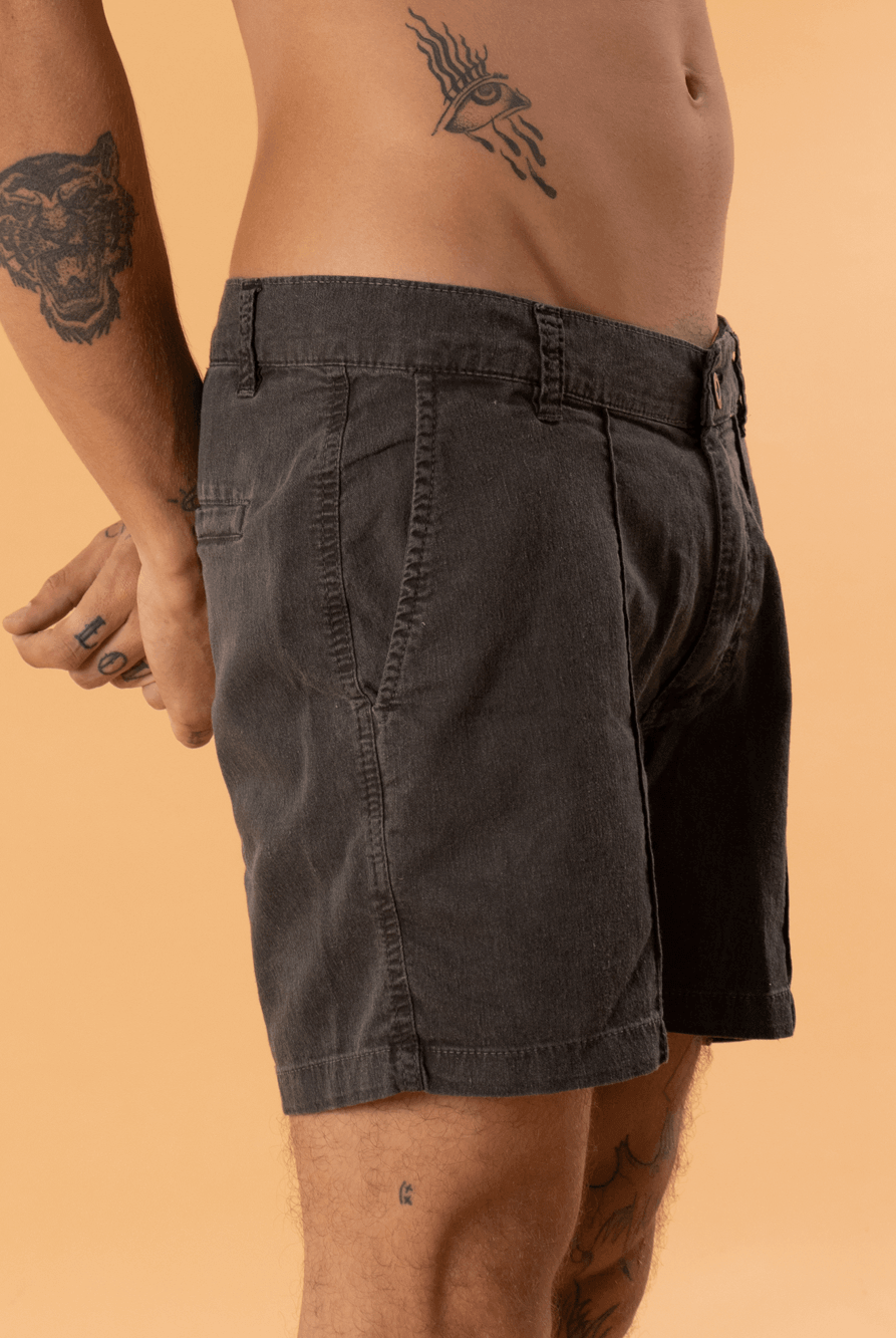 Bermuda Tinturada Slim Fit Sarja - Preto da marca Greenish, modelagem incrível e confortável para qualquer ocasião.