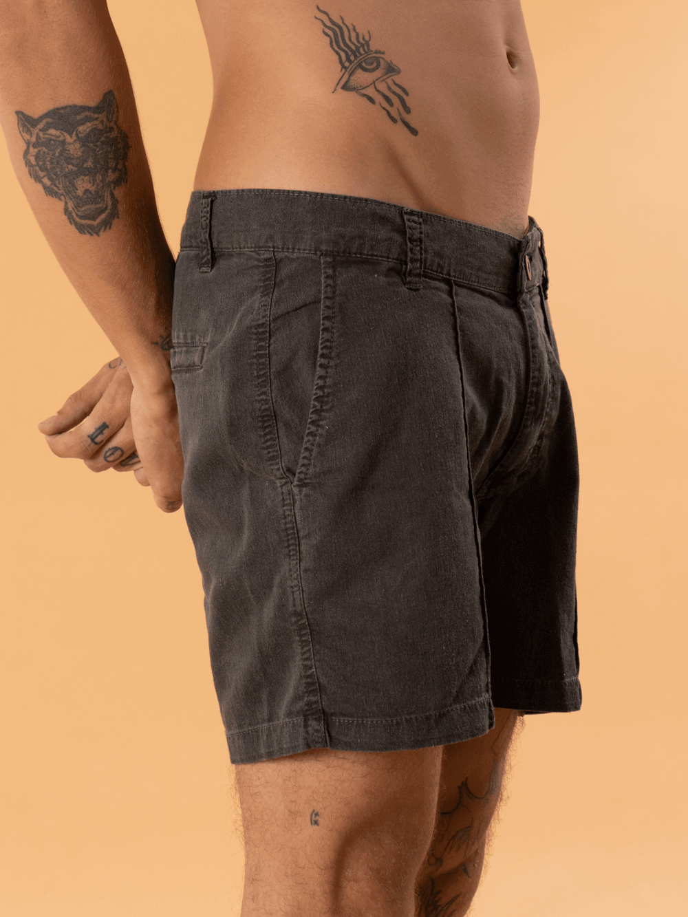 Bermuda Tinturada Slim Fit Sarja - Preto da marca Greenish, modelagem incrível e confortável para qualquer ocasião.