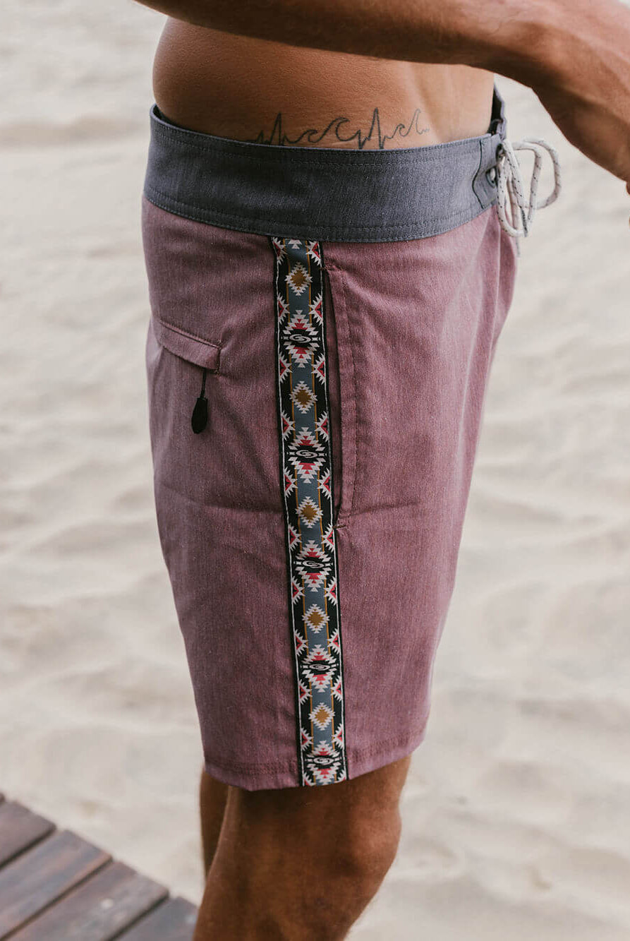 Bermuda vintage bordo da Greenish, estilo minimalista com detalhe em estampa, ideal para a praia.