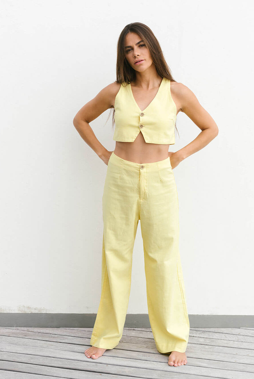 Calça Hazel amarela da Greenish, modelo pantalona com caimento solto e cintura alta para um look vintage e moderno.