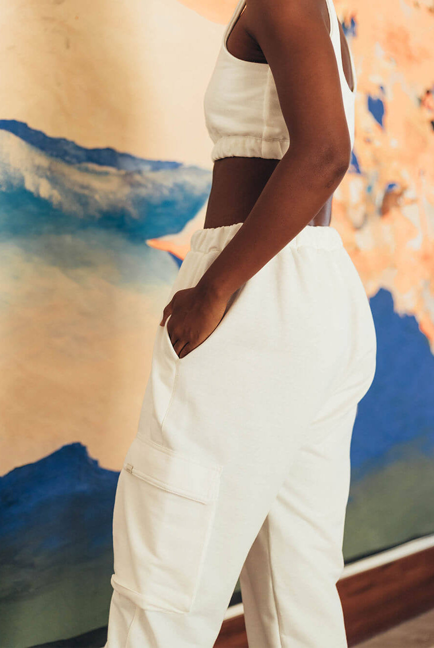 Calça moletom off white da Greenish em modelo feminino, com bolso e tecido confortável.