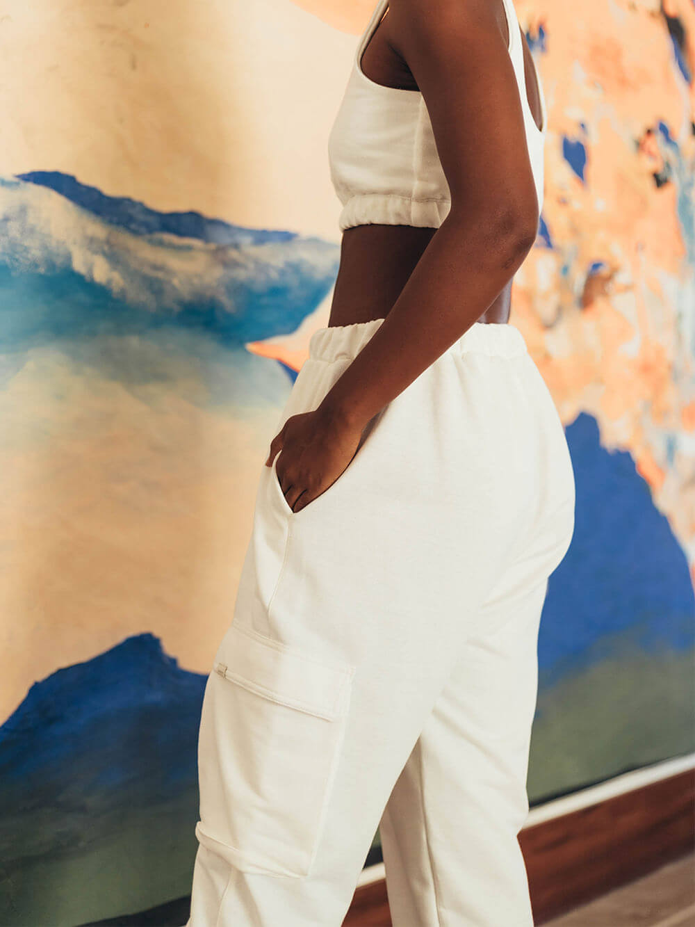 Calça moletom off white da Greenish em modelo feminino, com bolso e tecido confortável.