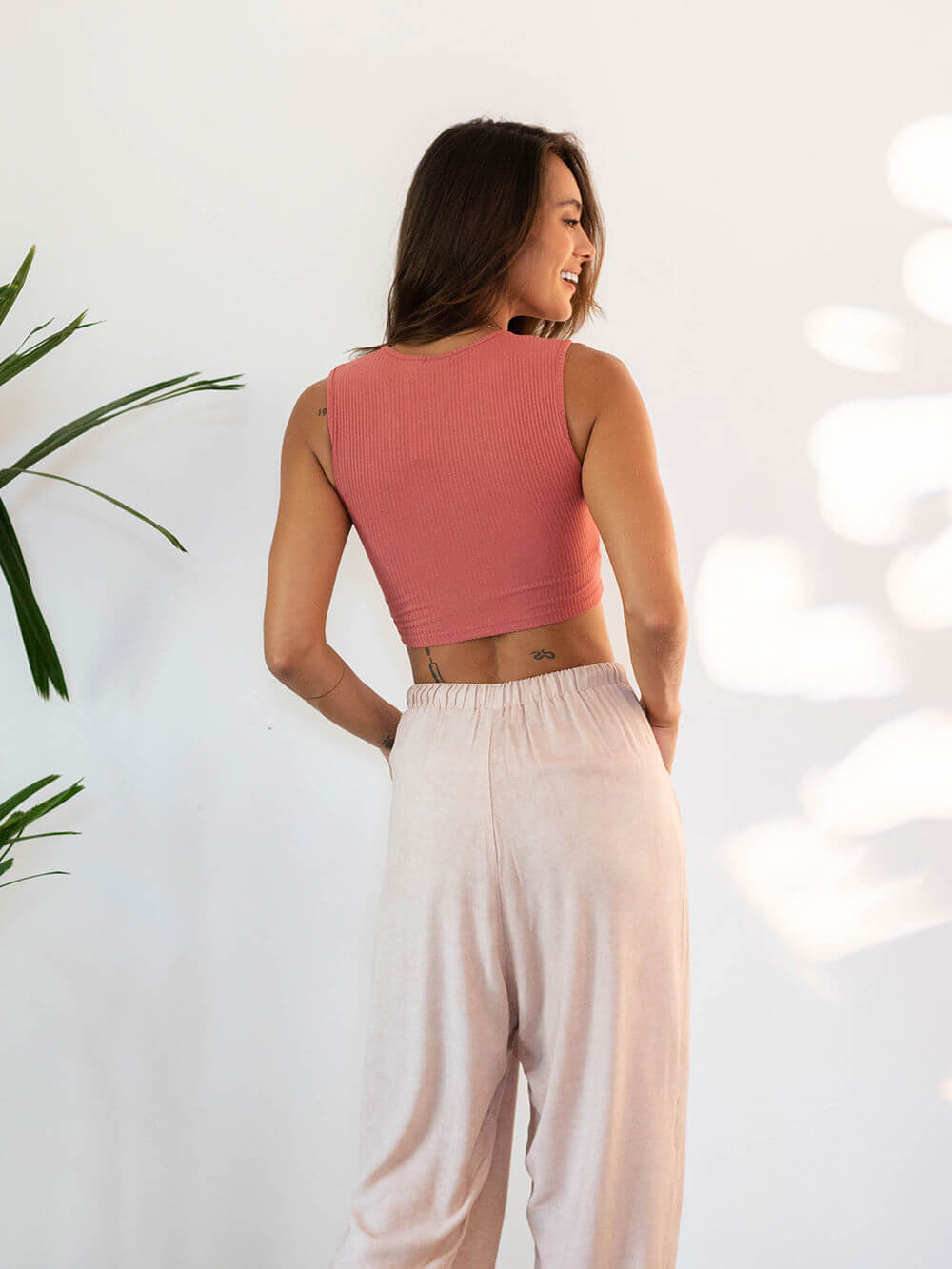 Top Andy Coral da Greenish: confortável e casual, com caimento ajustado e decote em V, perfeito para o dia a dia.