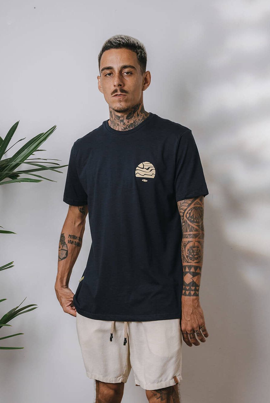 Camiseta Summer Trip da Greenish em azul, 100% algodão, modelo clássico com estampa que remete ao verão.