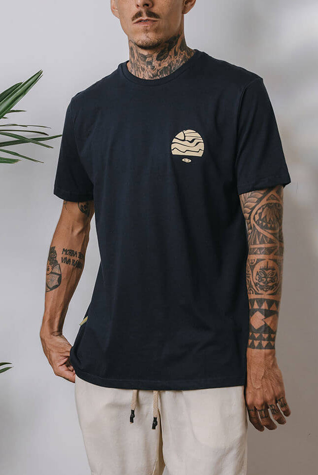 Camiseta Summer Trip da Greenish em azul, 100% algodão, modelo clássico com estampa que remete ao verão.