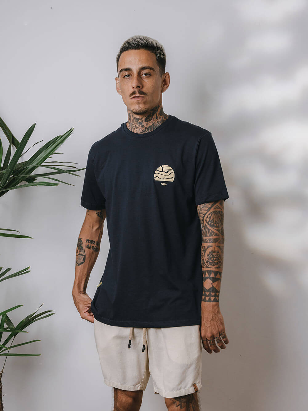 Camiseta Summer Trip da Greenish em azul, 100% algodão, modelo clássico com estampa que remete ao verão.