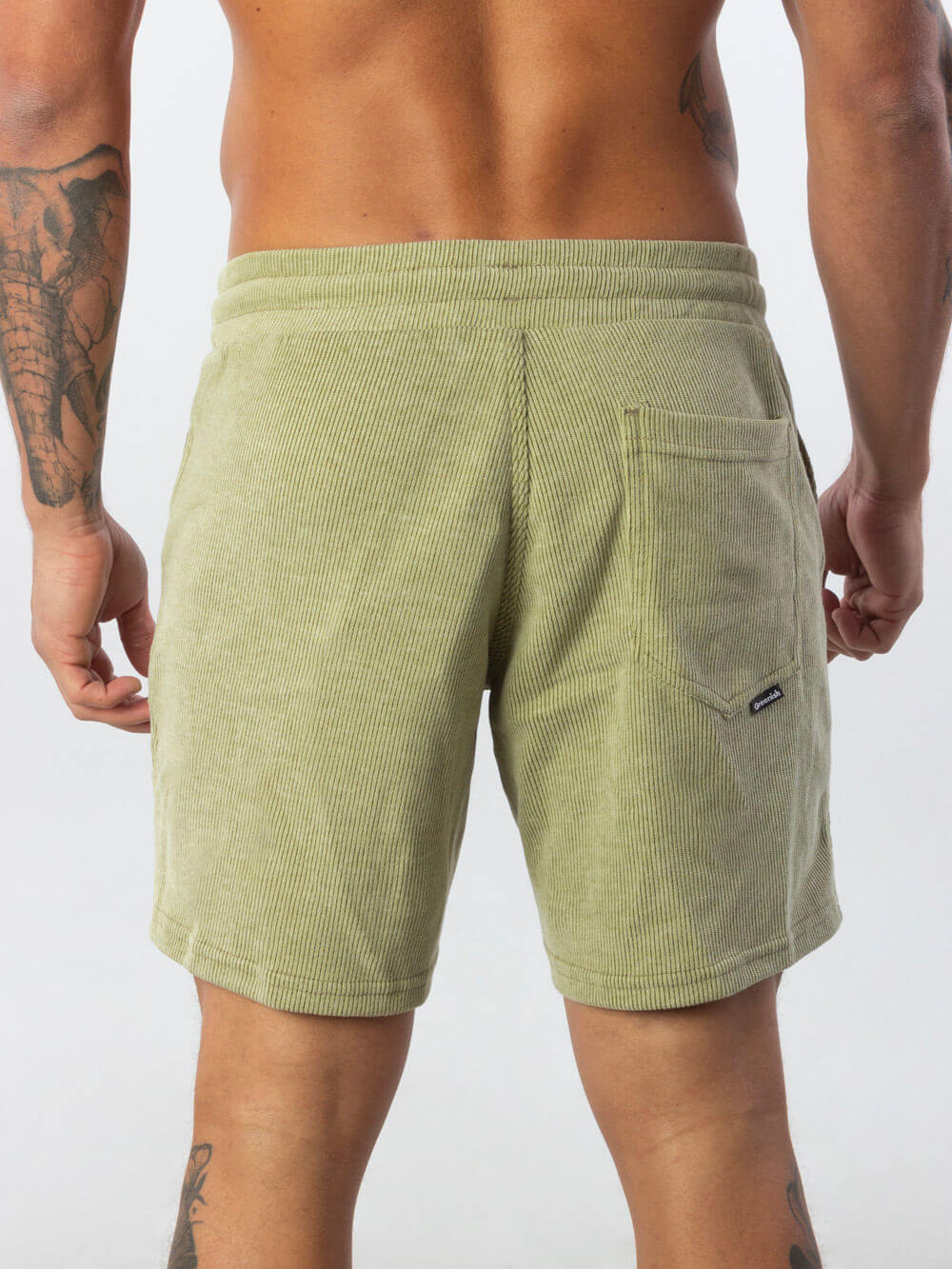 Bermuda Tricot Heaven Verde da Greenish, vista traseira com tecido canelado e bolso.