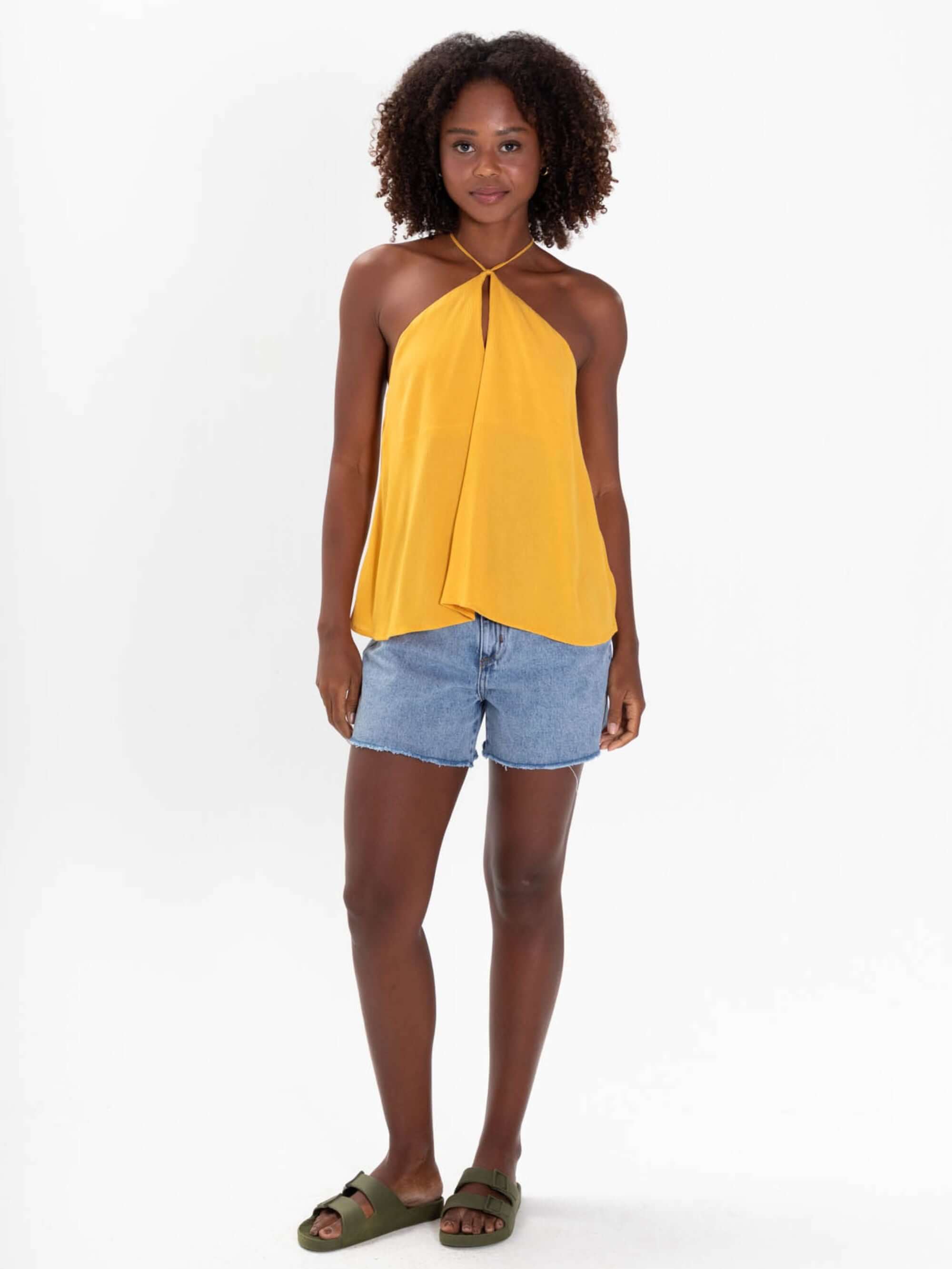 Blusa Anne mostarda da marca Greenish, estilo casual, com decote e detalhes modernos.