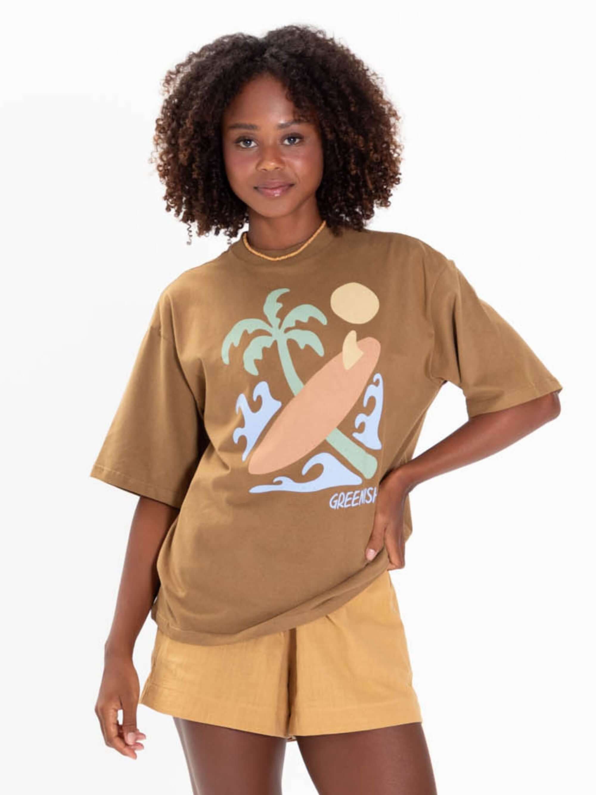Camiseta oversized caqui com estampa praia, marca Greenish, look streetwear descolado e confortável.