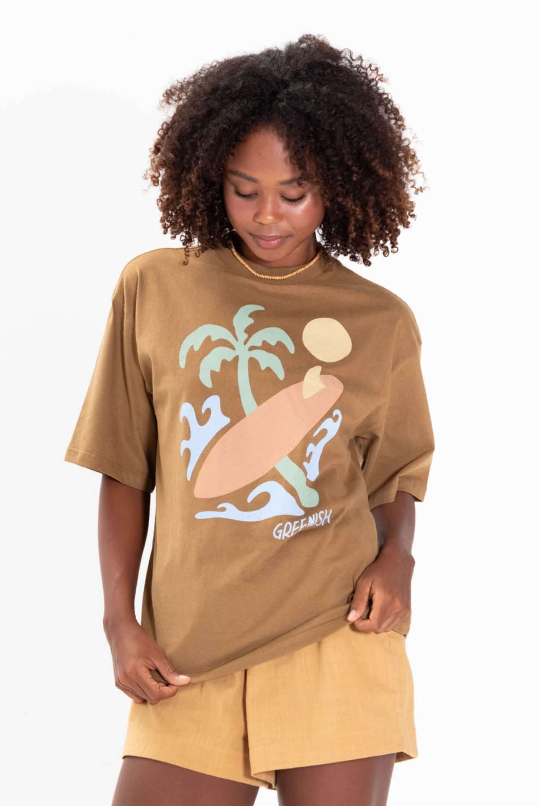 Camiseta oversized cáqui Greenish com estampa de surf e palmeiras, perfeita para o look praia e streetwear.