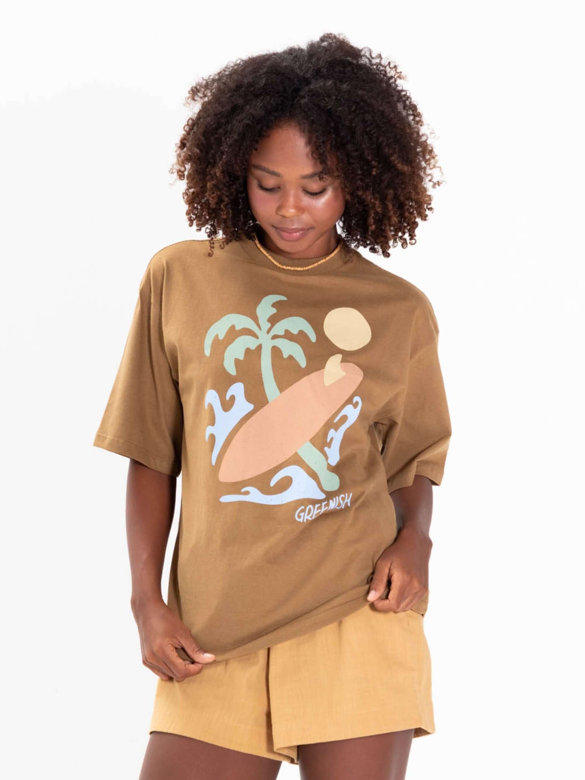 Camiseta oversized cáqui Greenish com estampa de surf e palmeiras, perfeita para o look praia e streetwear.