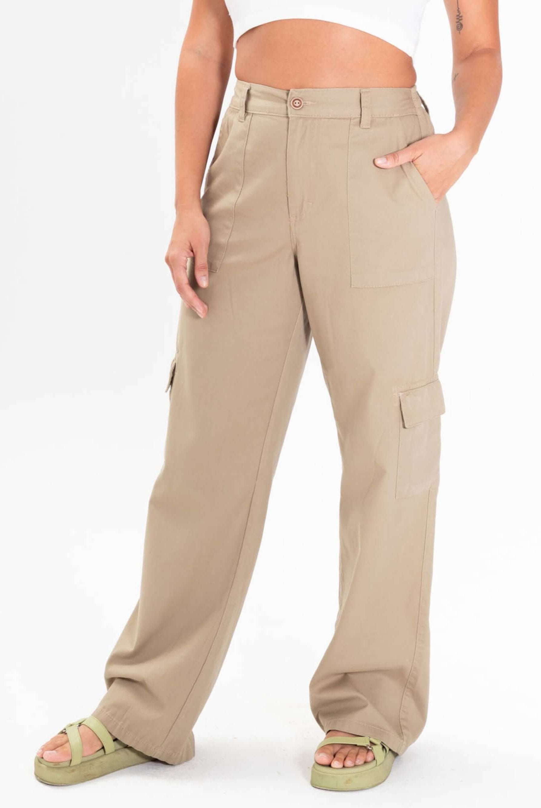 Calça Cargo Sarja Gio cáqui da Greenish, com caimento reto e cintura alta, perfeita para o dia a dia e conforto.