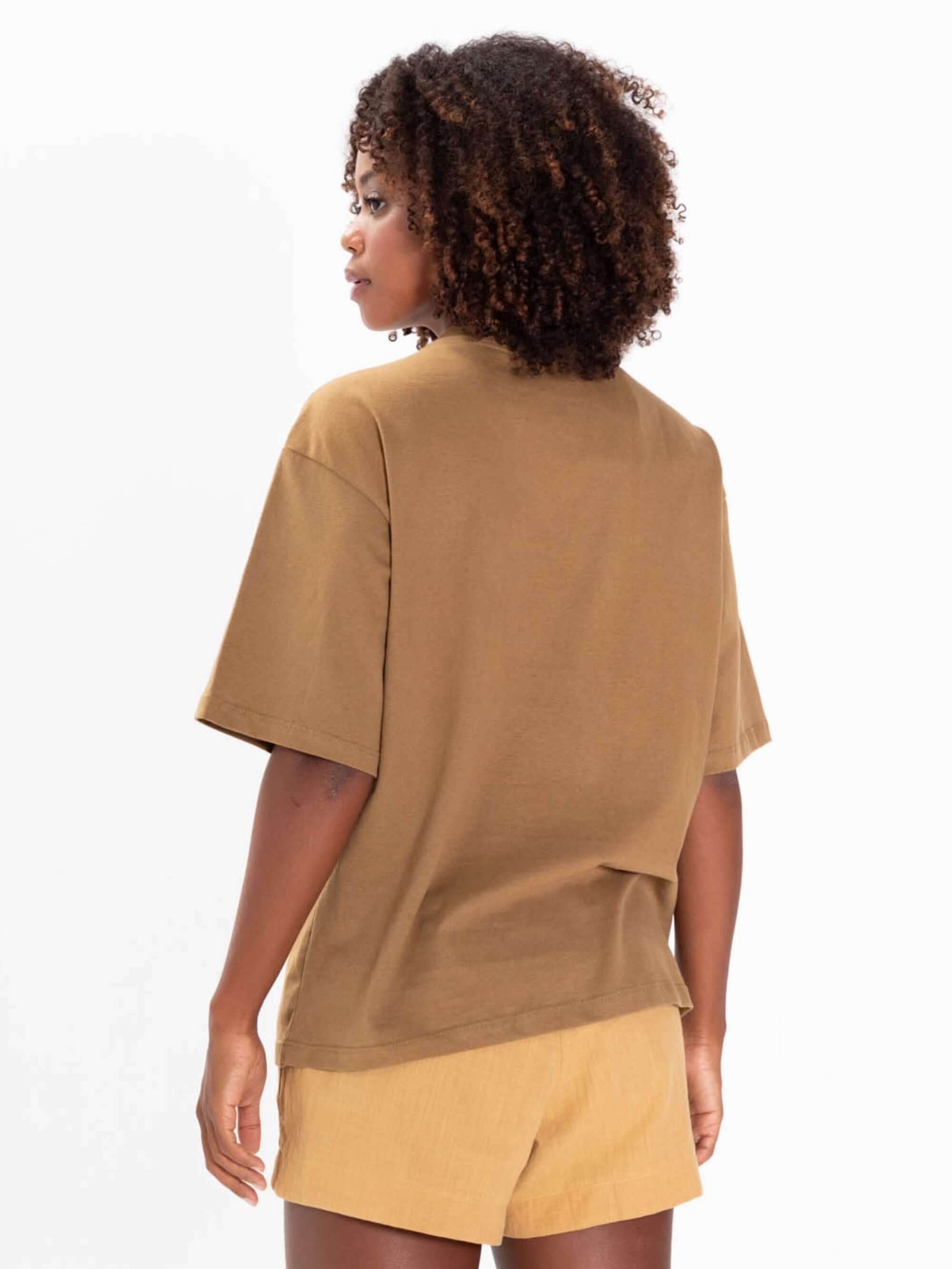 Camiseta oversized cáqui da Greenish, modelagem ampla, perfeita para um look streetwear e confortável.