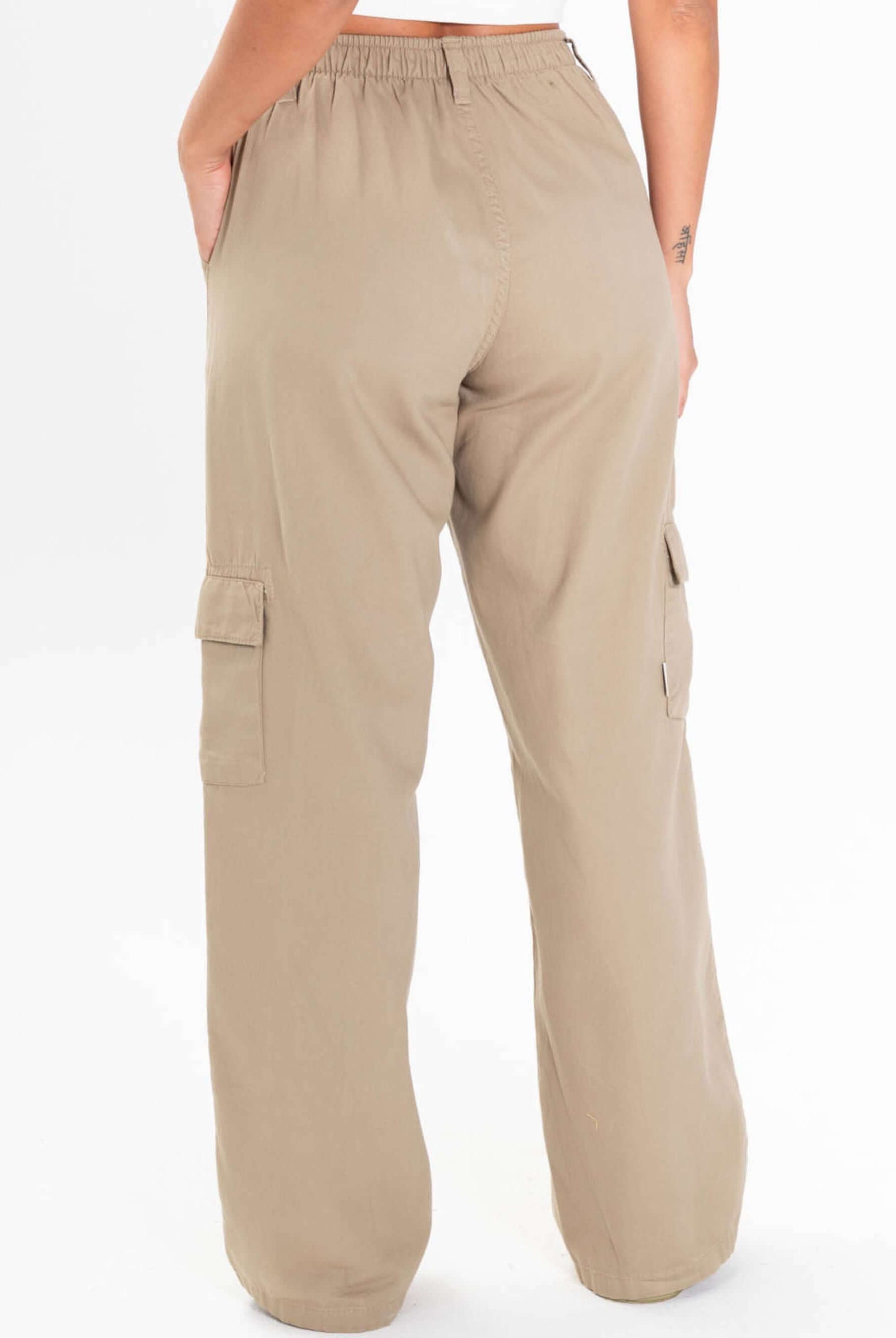 Calça Cargo Sarja Gio caqui da Greenish com cós elástico e bolsos laterais, ideal para o dia a dia.