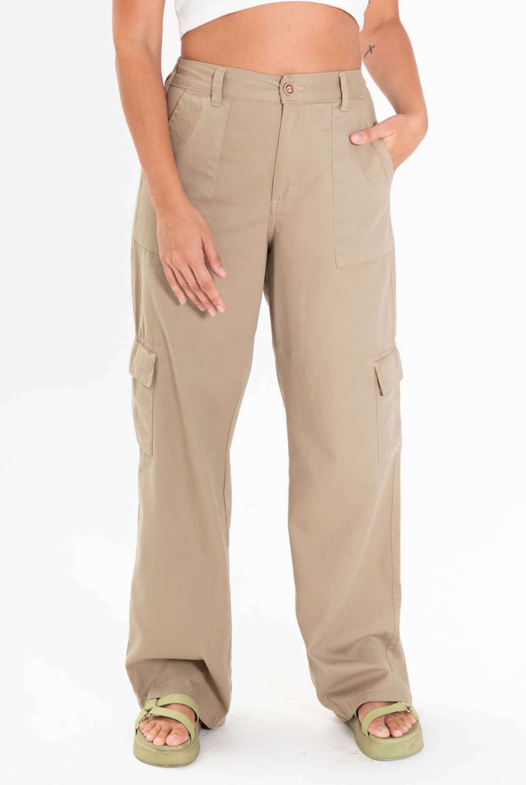 Calça Cargo Sarja Gio Cáqui da Greenish, com caimento reto e cintura alta, perfeita para o dia a dia.