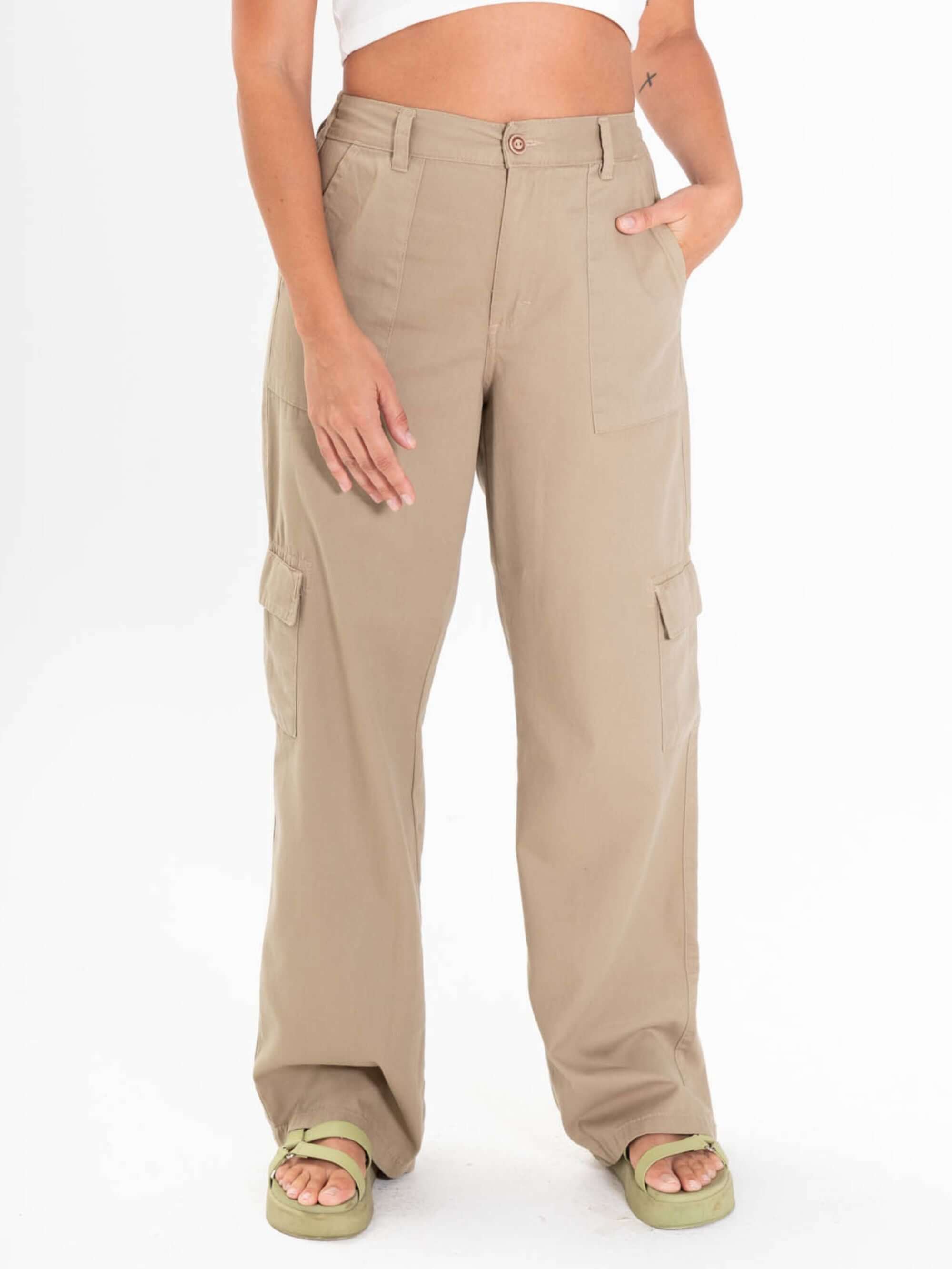 Calça Cargo Sarja Gio Cáqui da Greenish, com caimento reto e cintura alta, perfeita para o dia a dia.