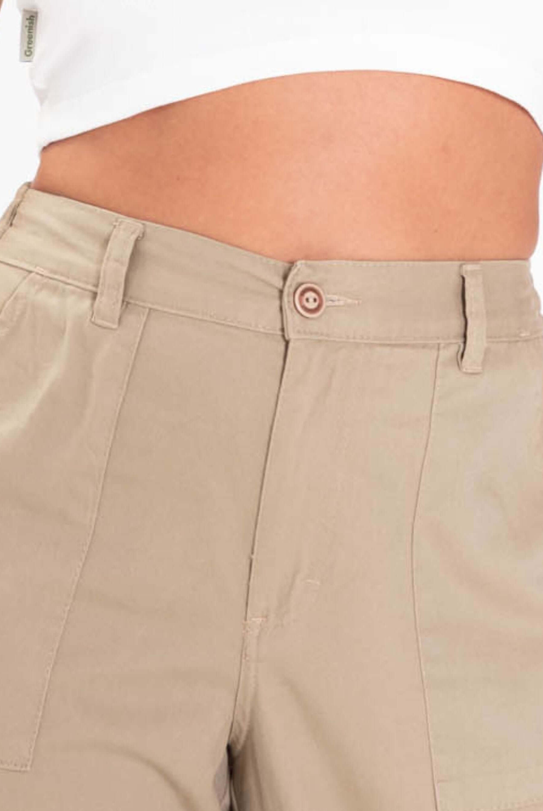 Close-up da Calça Cargo Sarja Gio em cáqui, com cós em elástico e bolsos laterais, da marca Greenish.