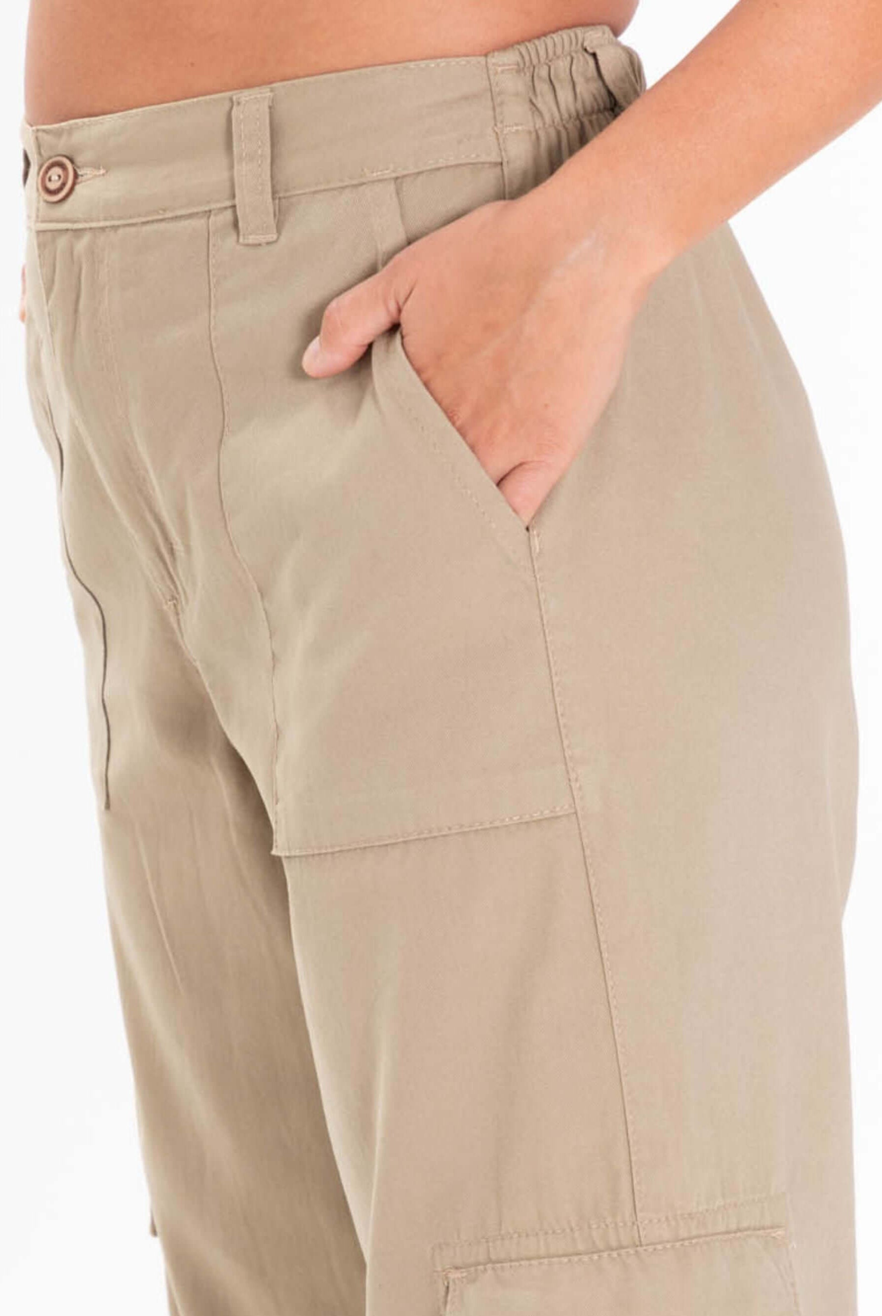 Detalhe da Calça Cargo Sarja Giò da Greenish, cáqui, com bolso lateral e cós elástico, estilo moderno e confortável.