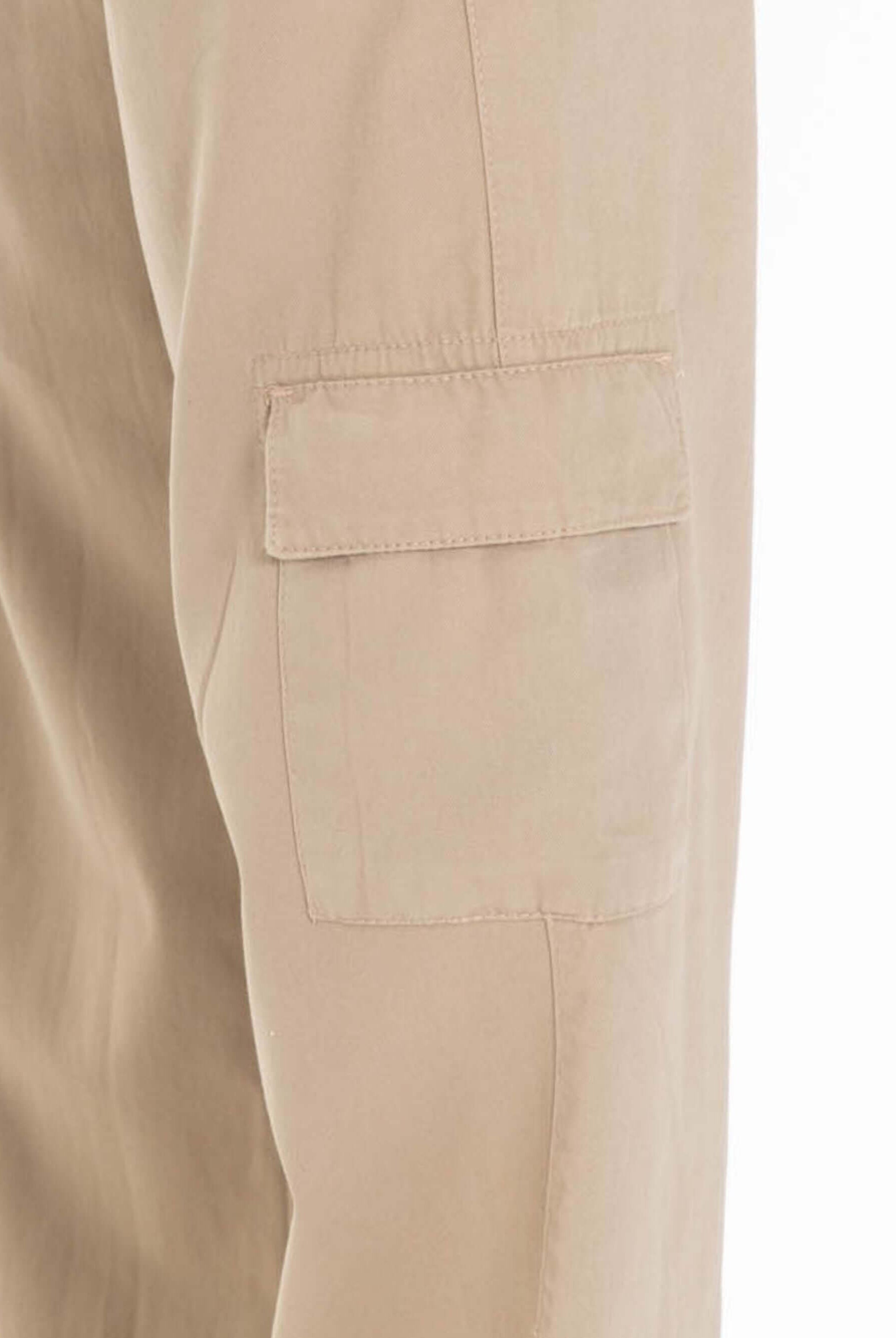 Detalhe da Calça Cargo Sarja Gio da Greenish, cor cáqui, com bolso lateral prático para o dia a dia.