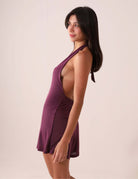 Macaquinho Roberta - Vinho da Greenish, modelagem ampla, decote V profundo, conforto e estilo para dias quentes.