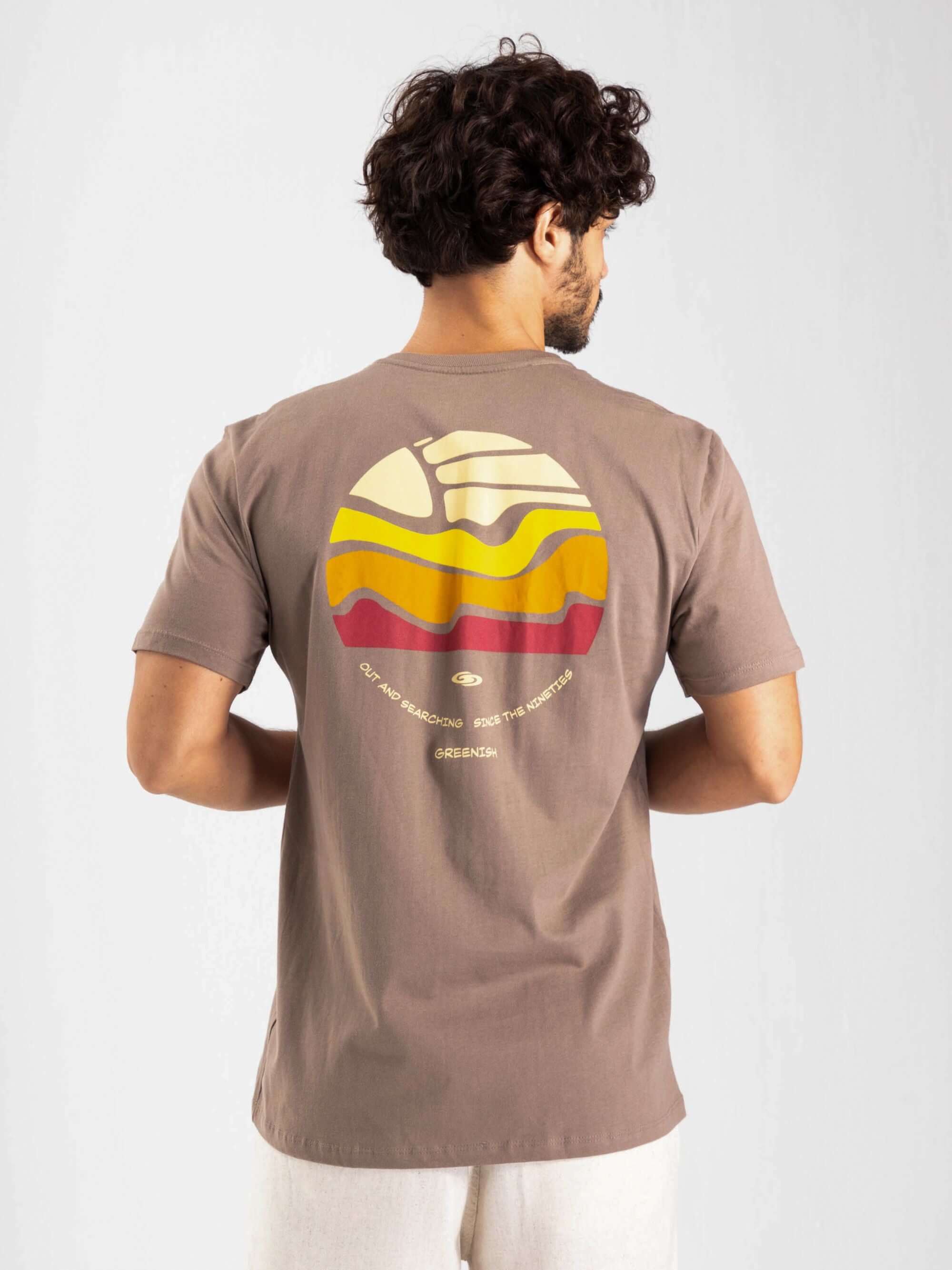 Camiseta Summer Trip caqui da marca Greenish, com estampa colorida e modelagem clássica.